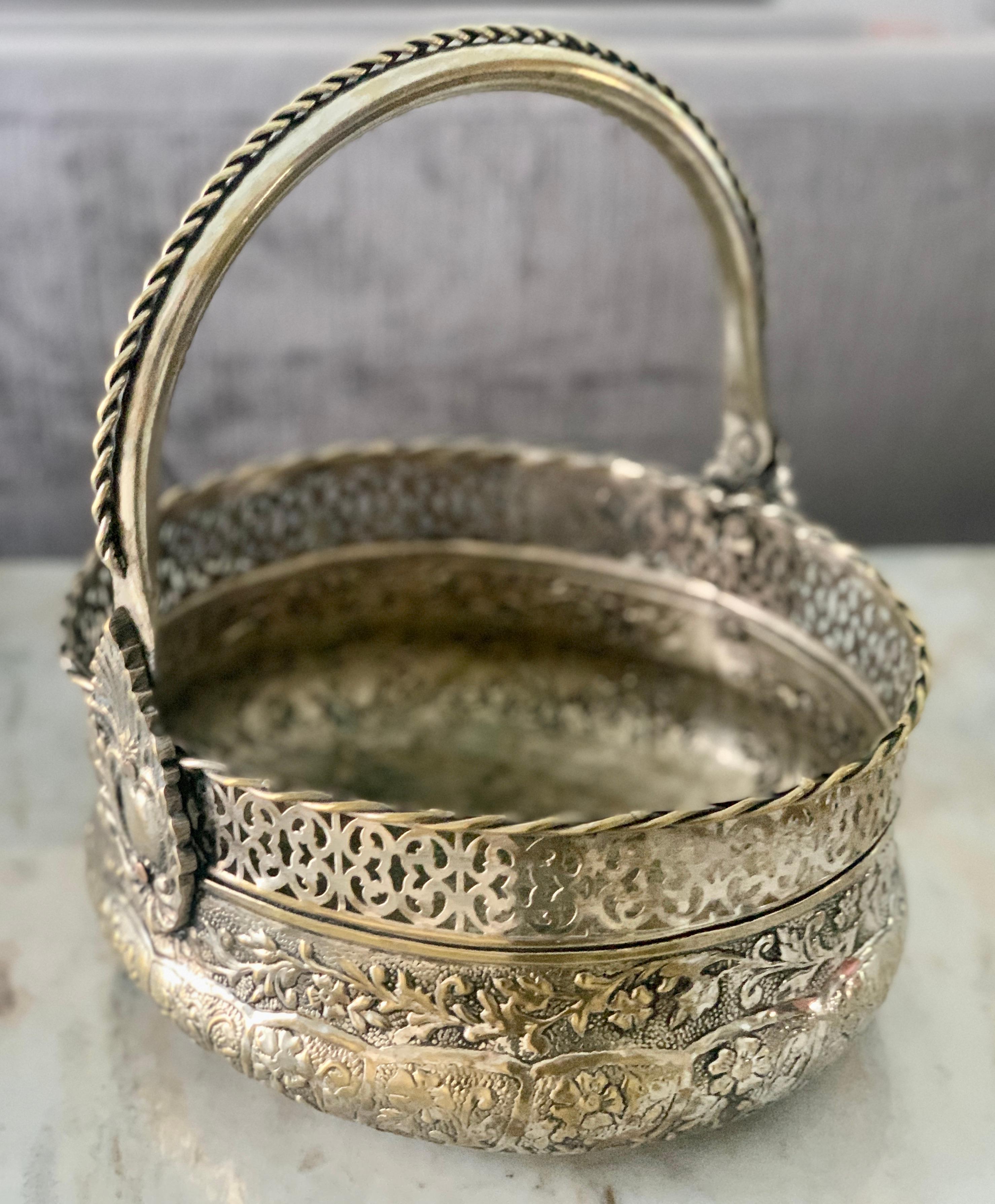 Panier en argent repoussé avec poignée Bon état - En vente à Los Angeles, CA