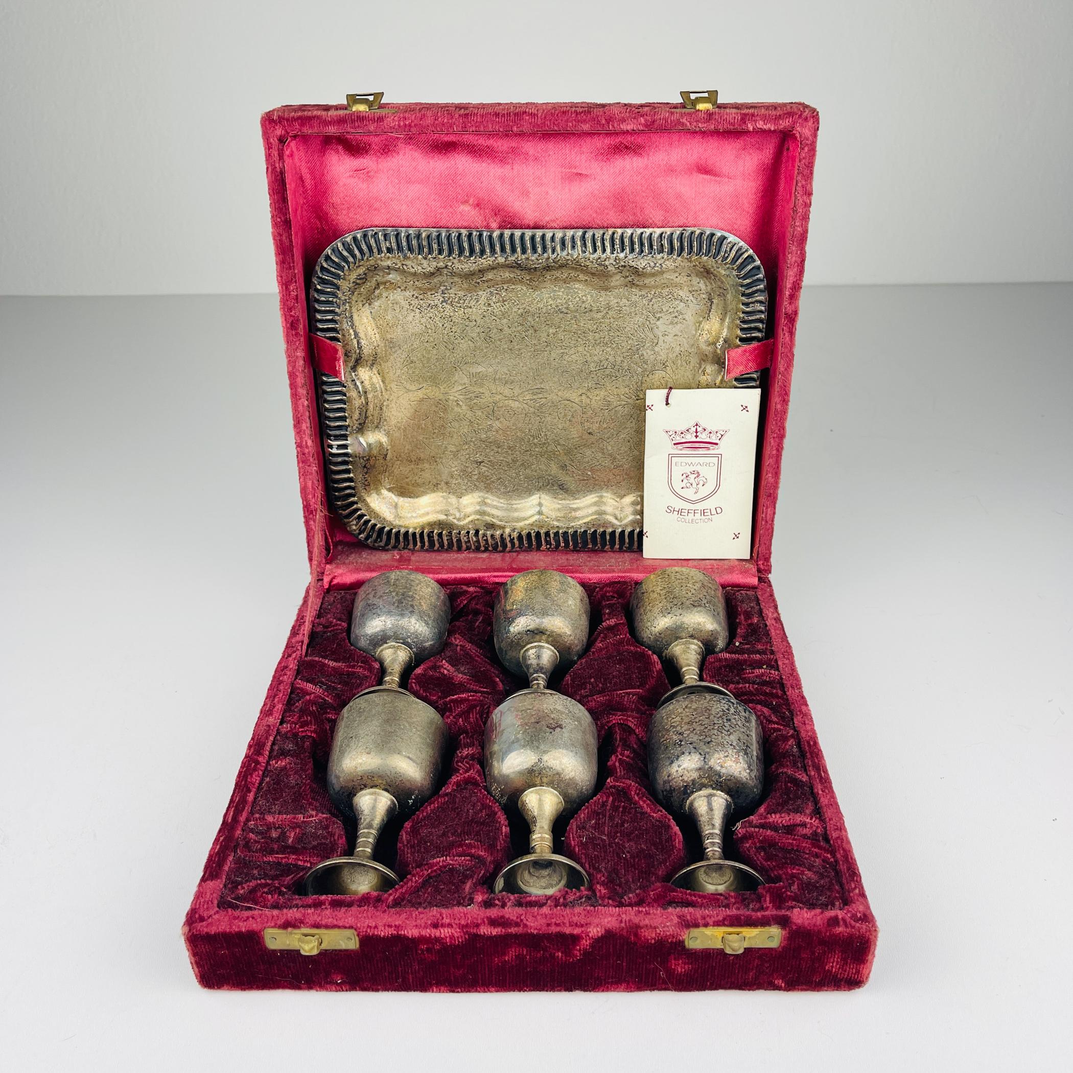 Antico set di 6 bicchieri e un vassoio in argento in scatola Sheffield Edward Collection realizzato in Inghilterra alla fine del XIX secolo.
La città di Sheffield, in Inghilterra, è famosa per i suoi prodotti in metallo, soprattutto l'argento.