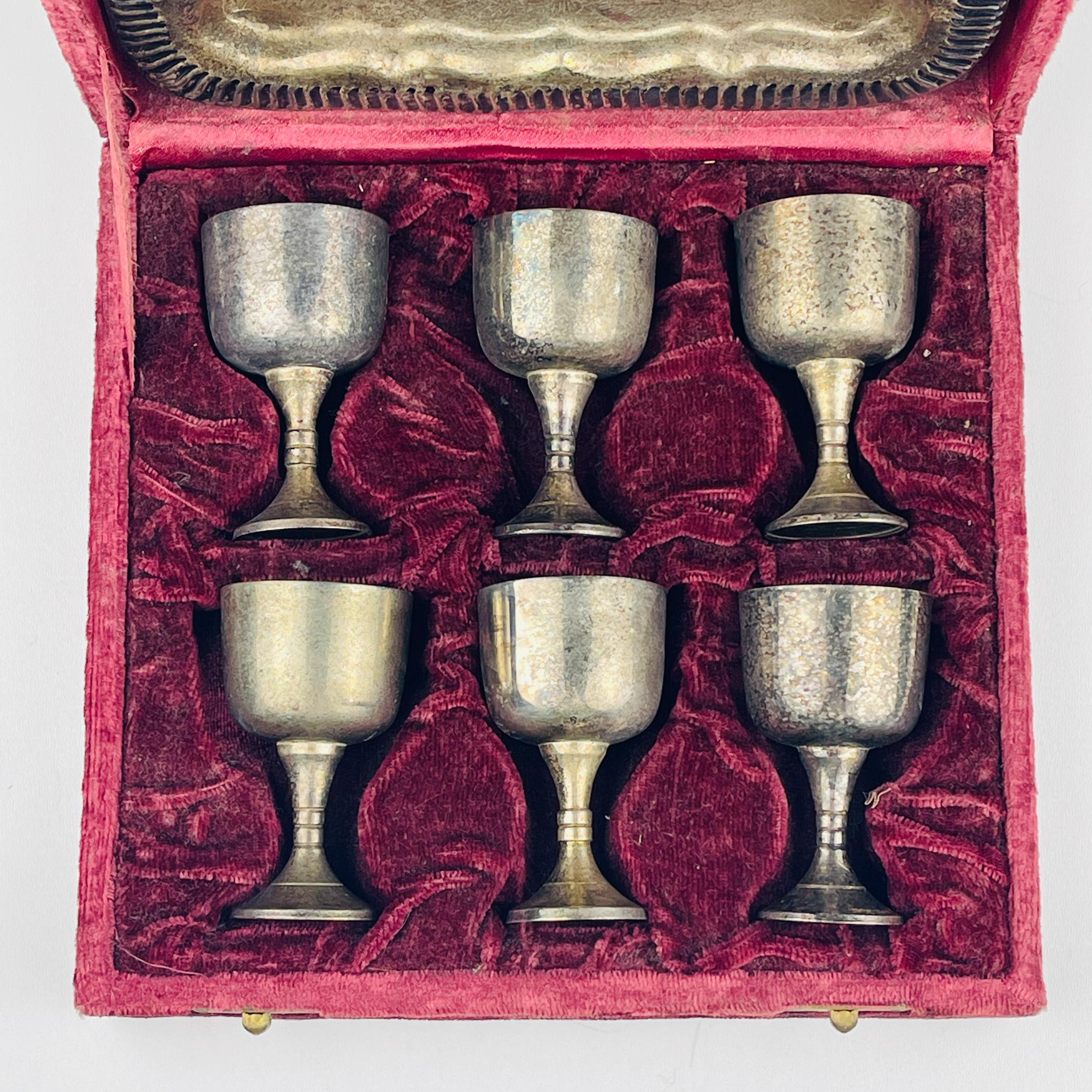 Britannico Set di 6 bicchieri e un vassoio in argento in scatola Sheffield Edward, Inghilterra, anni 1890 in vendita