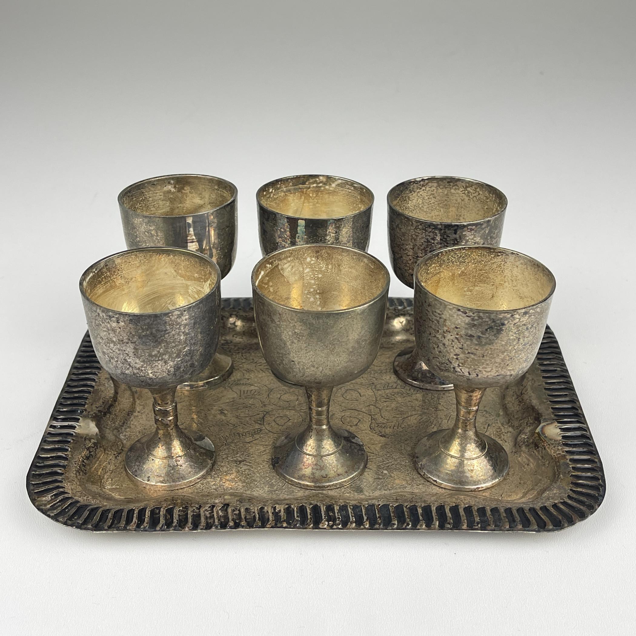 Set di 6 bicchieri e un vassoio in argento in scatola Sheffield Edward, Inghilterra, anni 1890 In condizioni buone in vendita a Miklavž Pri Taboru, SI