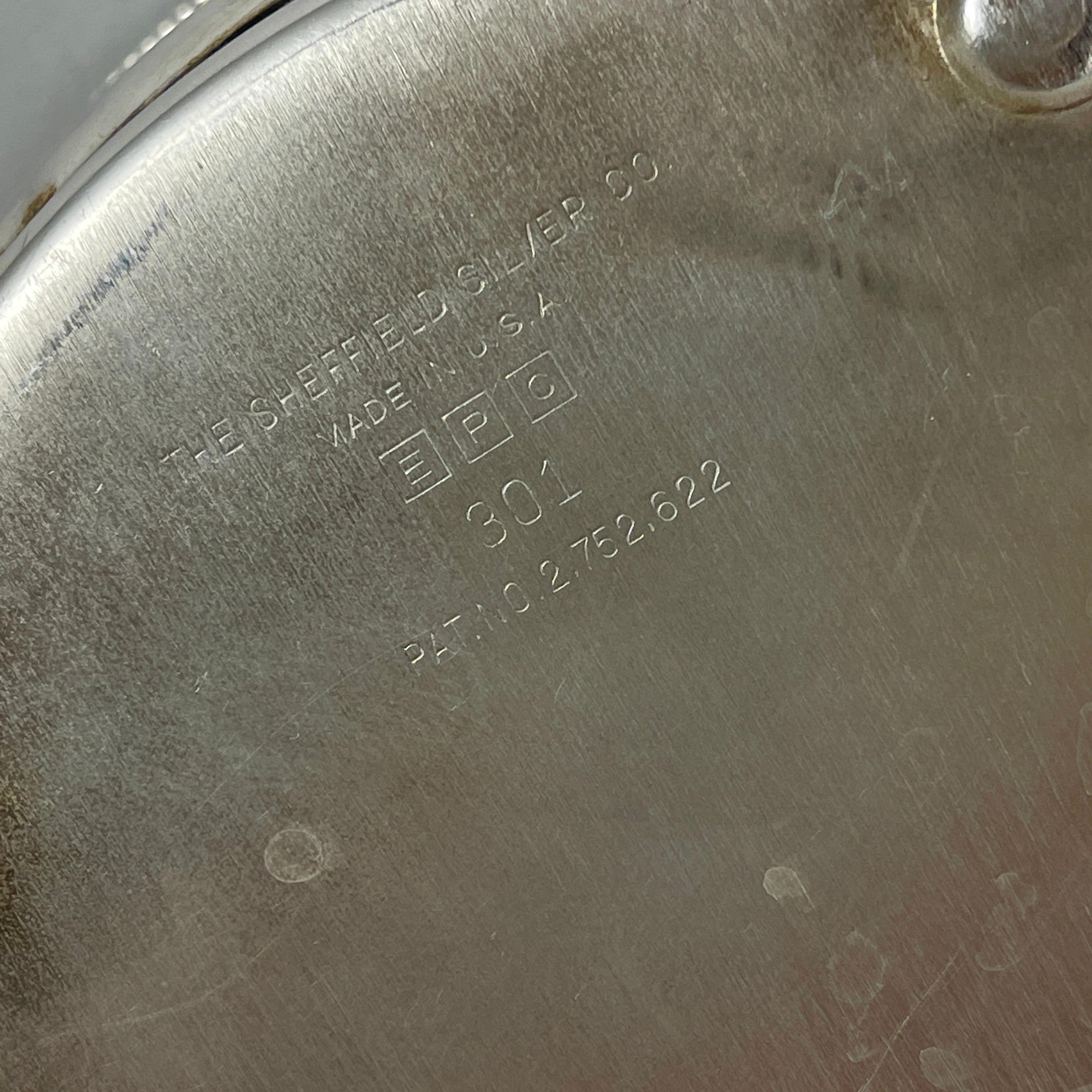 Meuble de rangement de table de maître en métal argenté avec broche en lucite cachée en vente 2