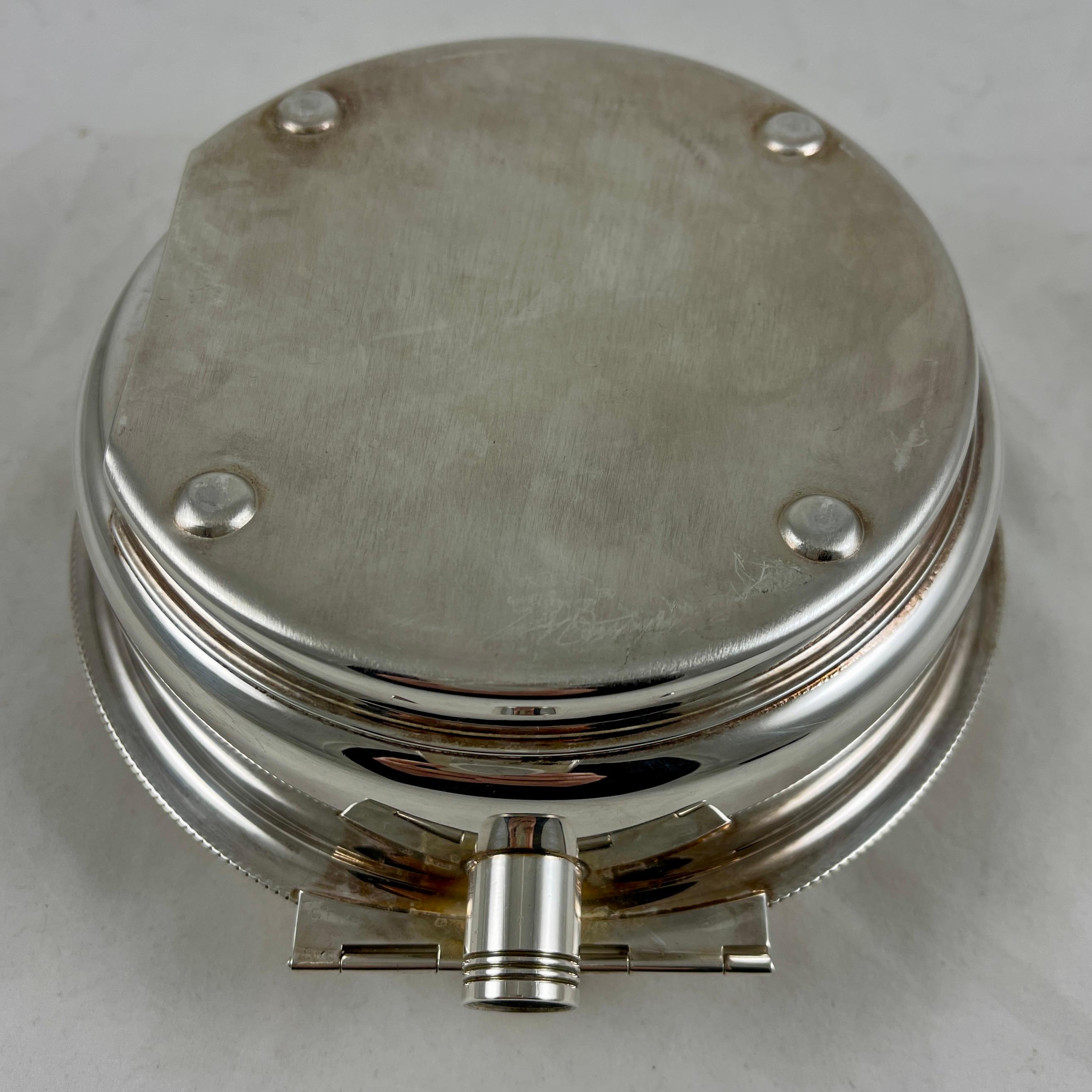 Meuble de rangement de table de maître en métal argenté avec broche en lucite cachée en vente 1