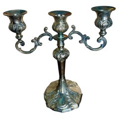 Versilberter Kerzenhalter im Kandelaber-Stil mit 3 Lichtern
