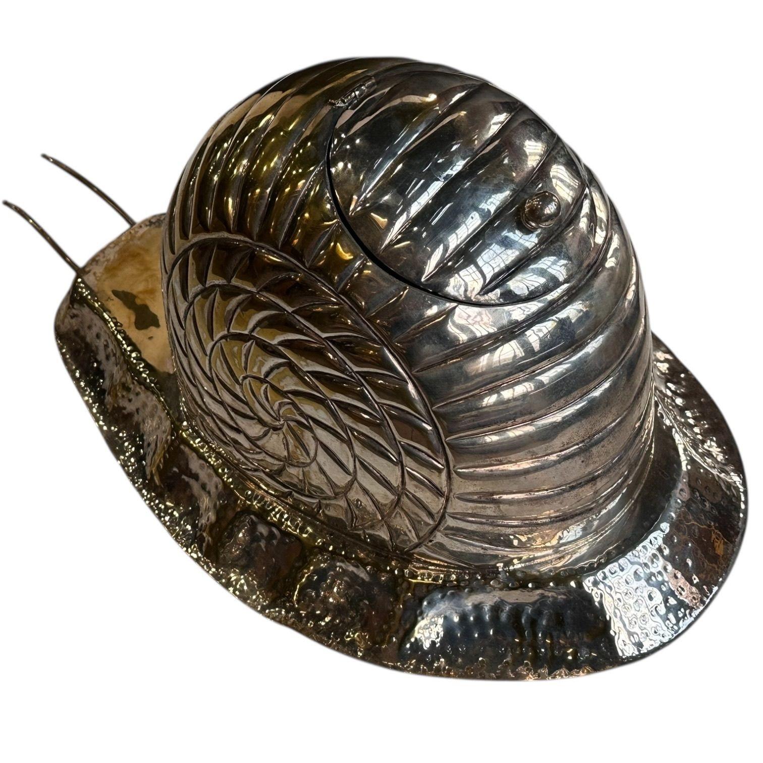 Silver Plate Snail Tureen, 1990’s.  Etat original.  
Measures 19.5” long 11” deep 9” tall
