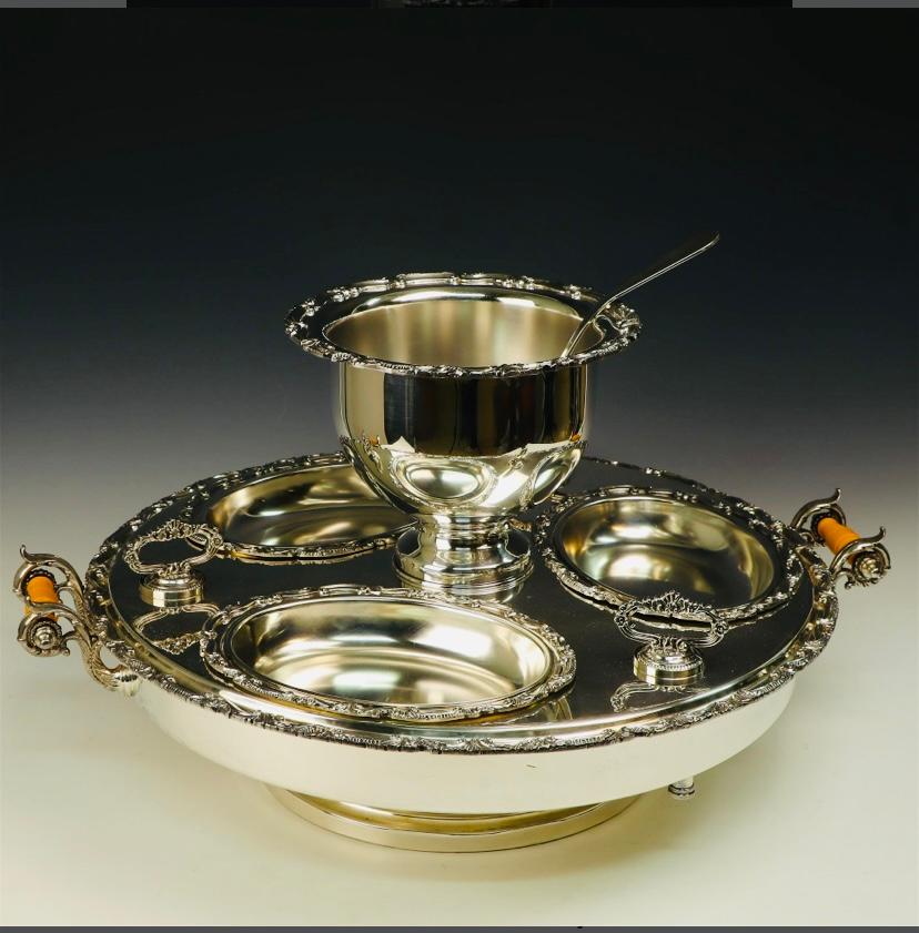 Silver Plate Supper Serving Set, Lazy Susan Style With Ladle and Covers. Vintage In Good Condition In West Palm Beach, FL