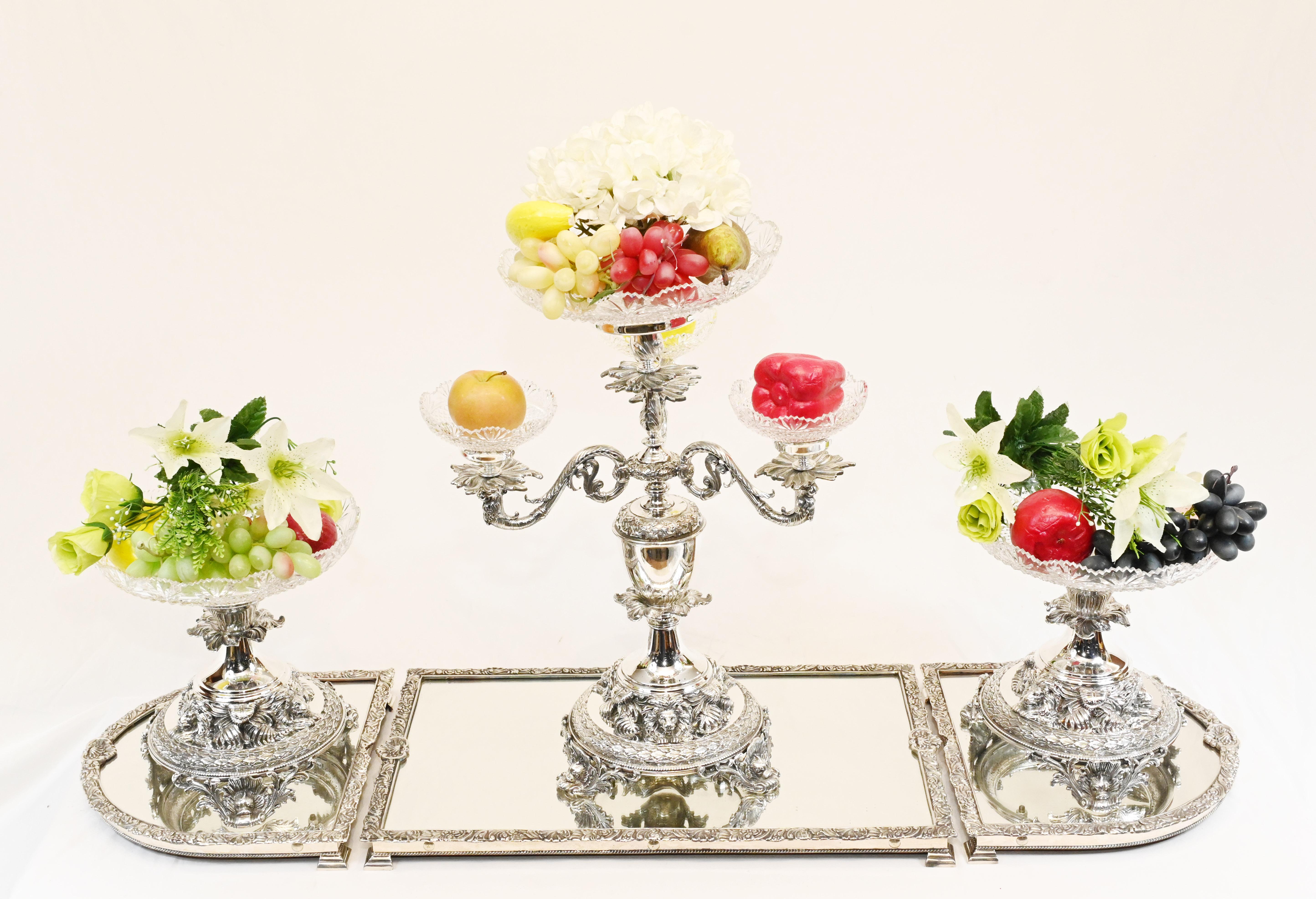 Silver Plate Table Centrepiece Glass Sheffield Epergne Dish In Good Condition For Sale In Potters Bar, GB