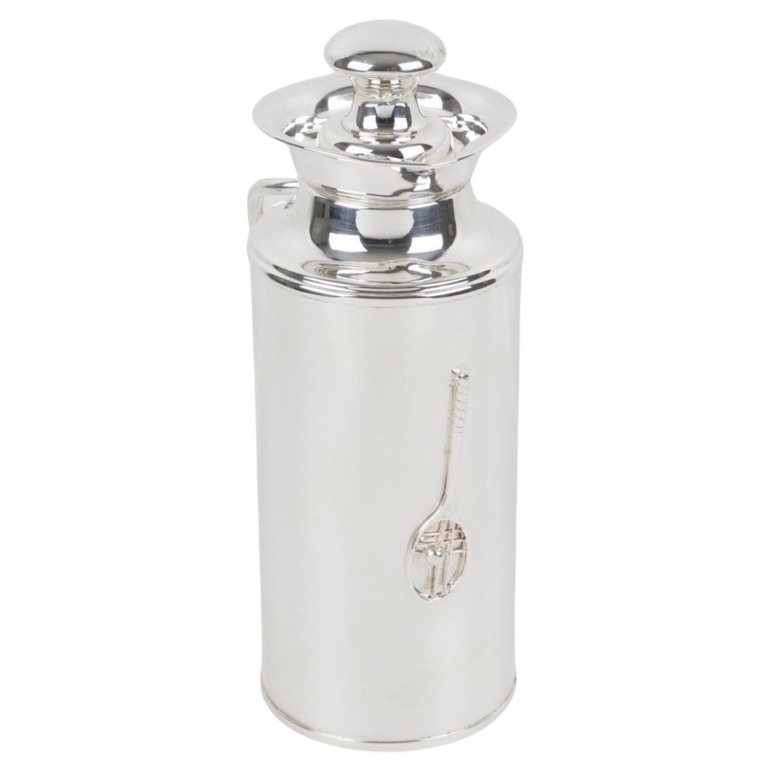 https://a.1stdibscdn.com/silver-plate-thermos-insulated-decanter-with-tennis-motif-italy-1980s-for-sale/f_16322/f_368356421701553191189/f_36835642_1701553191509_bg_processed.jpg?width=1500