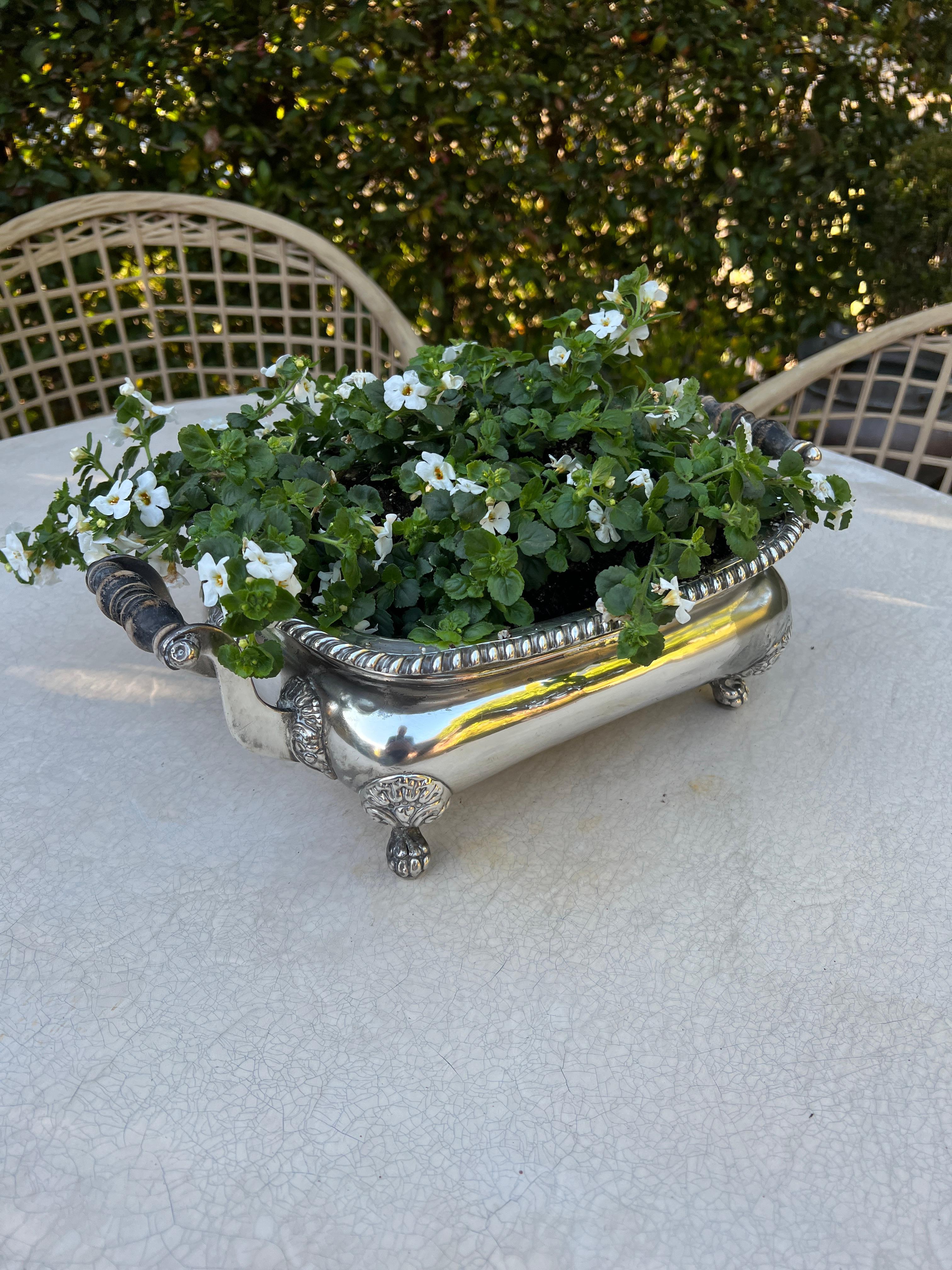 Nous encourageons non seulement à être créatif et à sortir des sentiers battus, mais aussi à réutiliser pour l'environnement.

Cette pièce, précédemment utilisée comme soupière, est d'une belle forme plaquée argent.  Avec un beau polissage, nous ne