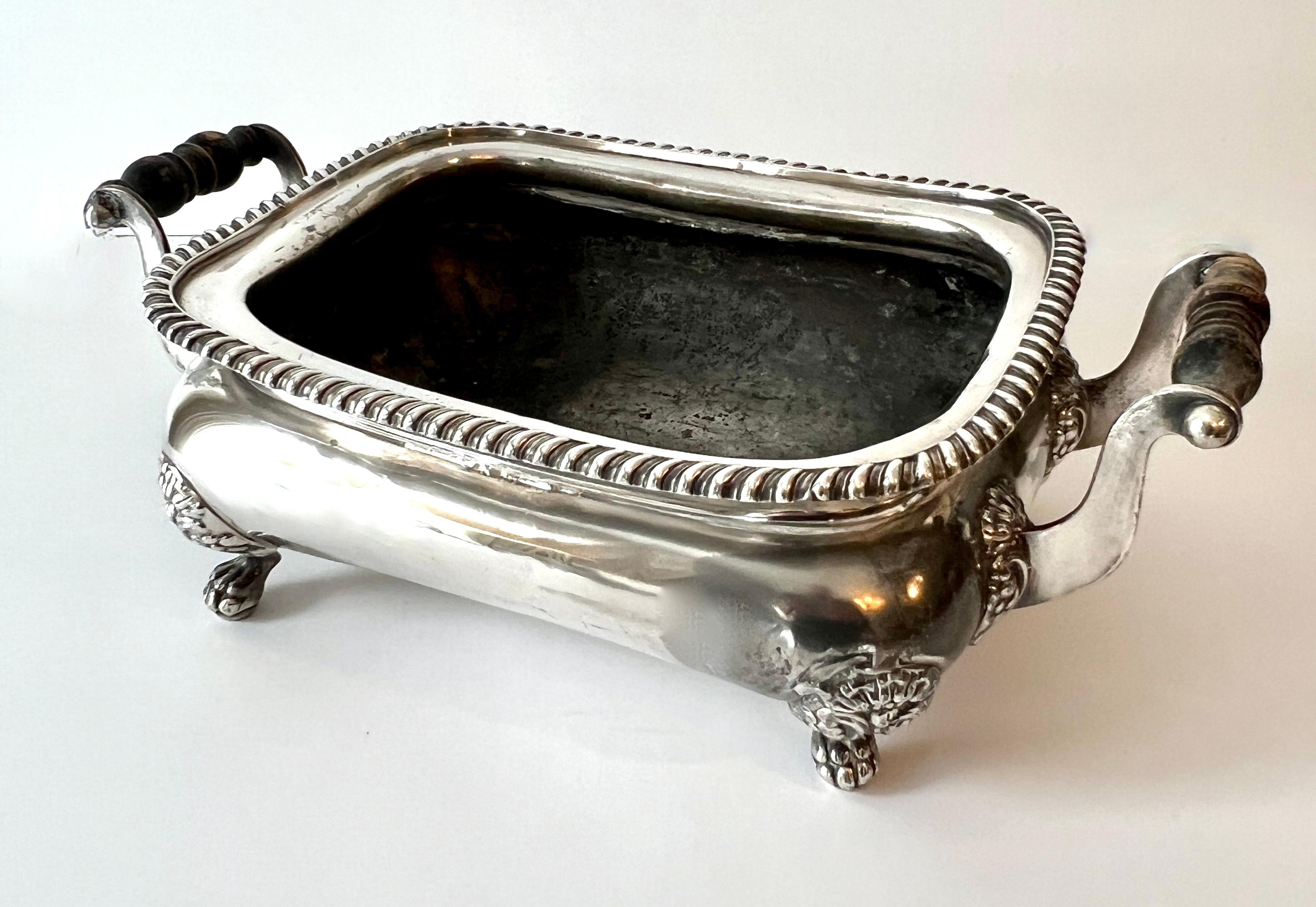 Georgien Base de soupière en métal argenté utilisée comme jardinière, cache-pot ou attrape-tout. en vente