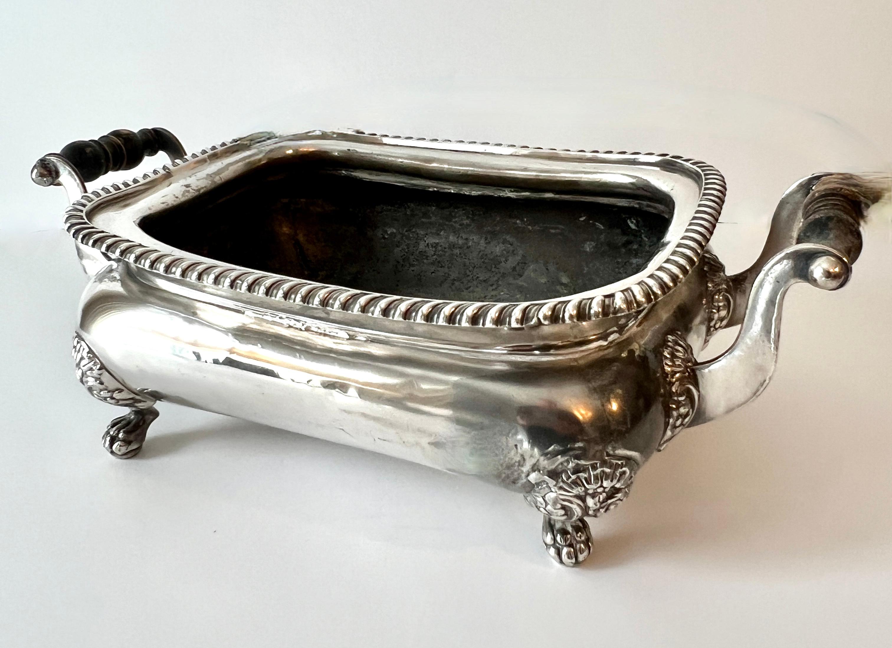Anglais Base de soupière en métal argenté utilisée comme jardinière, cache-pot ou attrape-tout. en vente