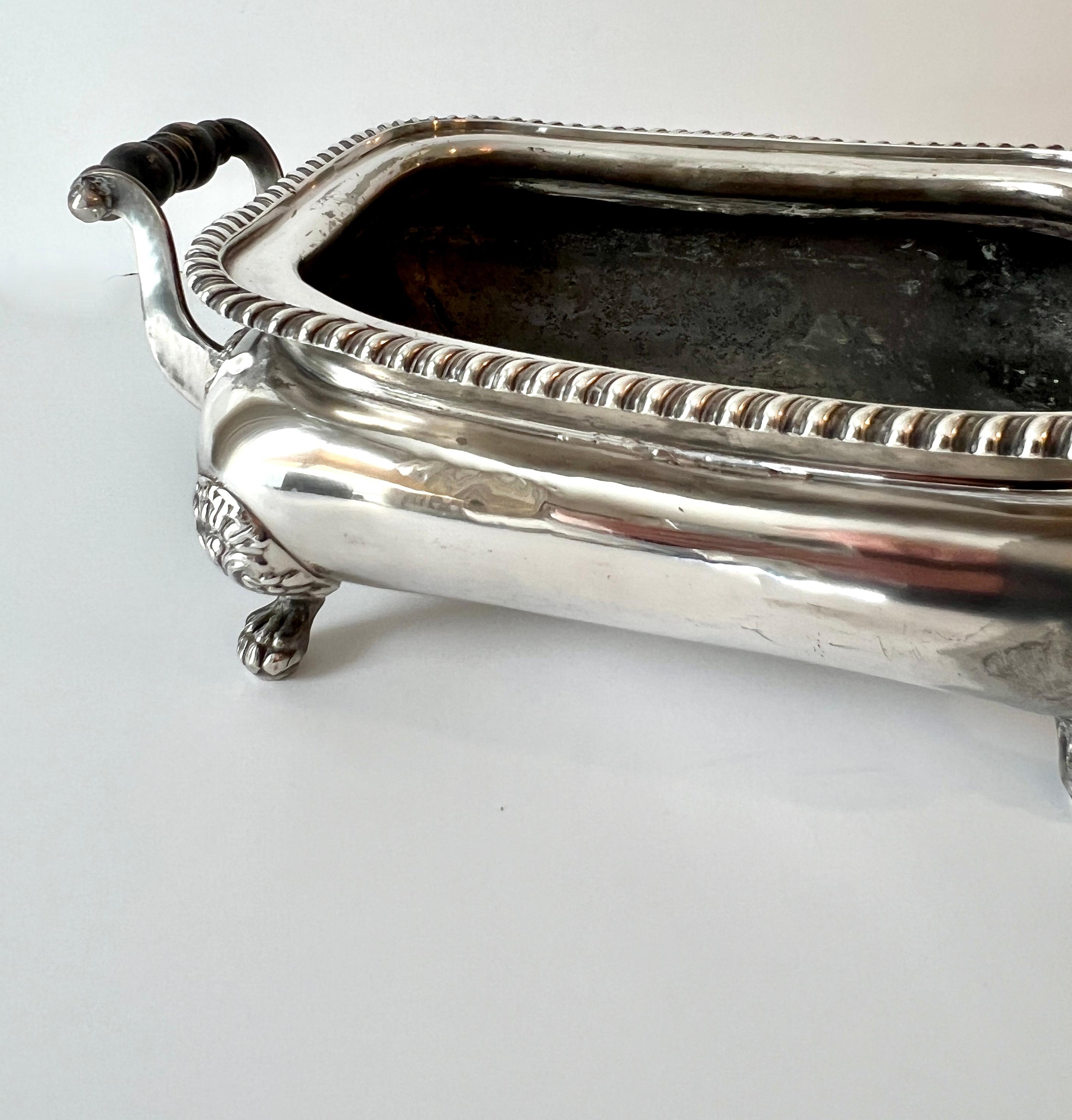 Fait main Base de soupière en métal argenté utilisée comme jardinière, cache-pot ou attrape-tout. en vente