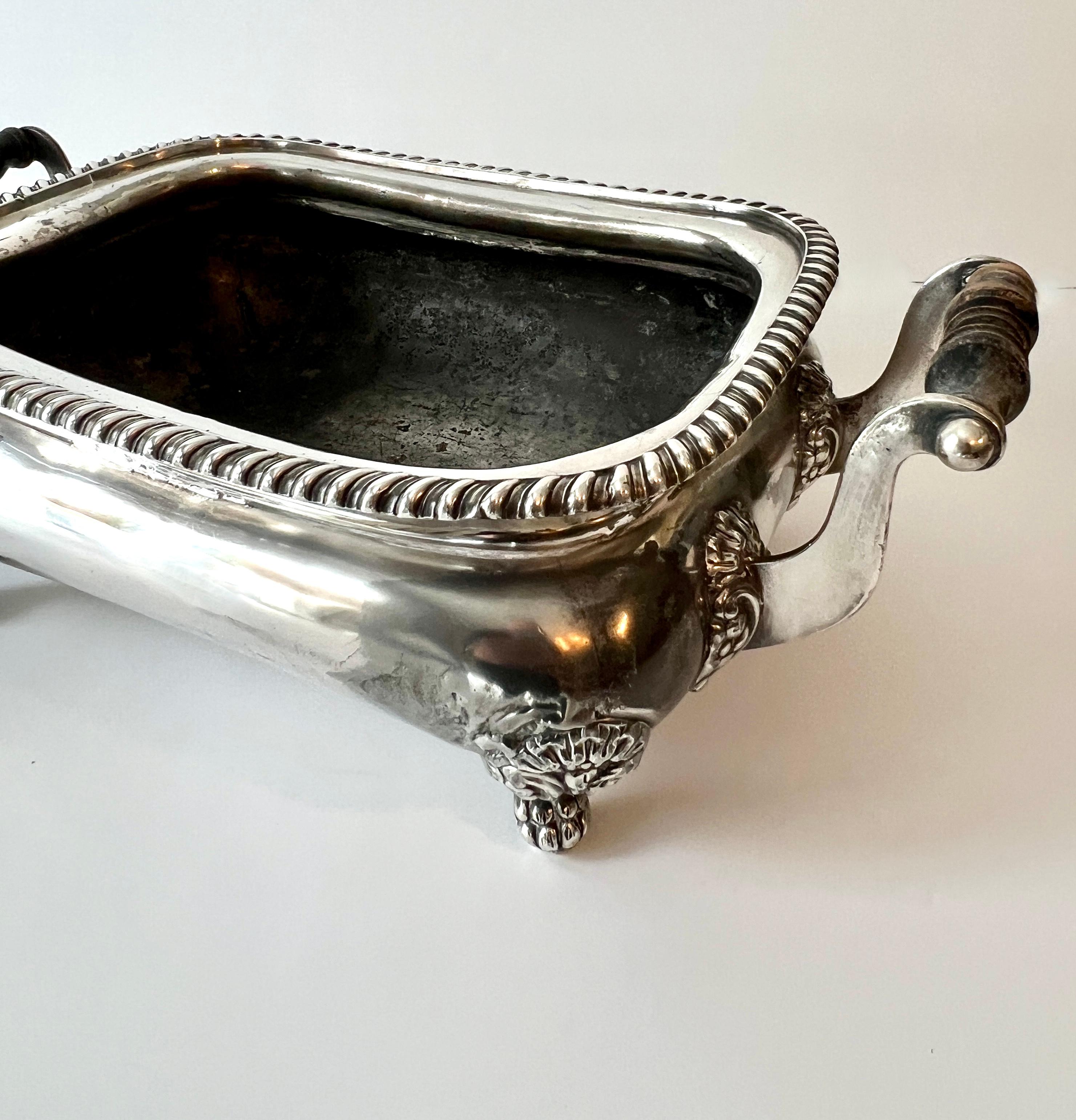 Base de soupière en métal argenté utilisée comme jardinière, cache-pot ou attrape-tout. Bon état - En vente à Los Angeles, CA