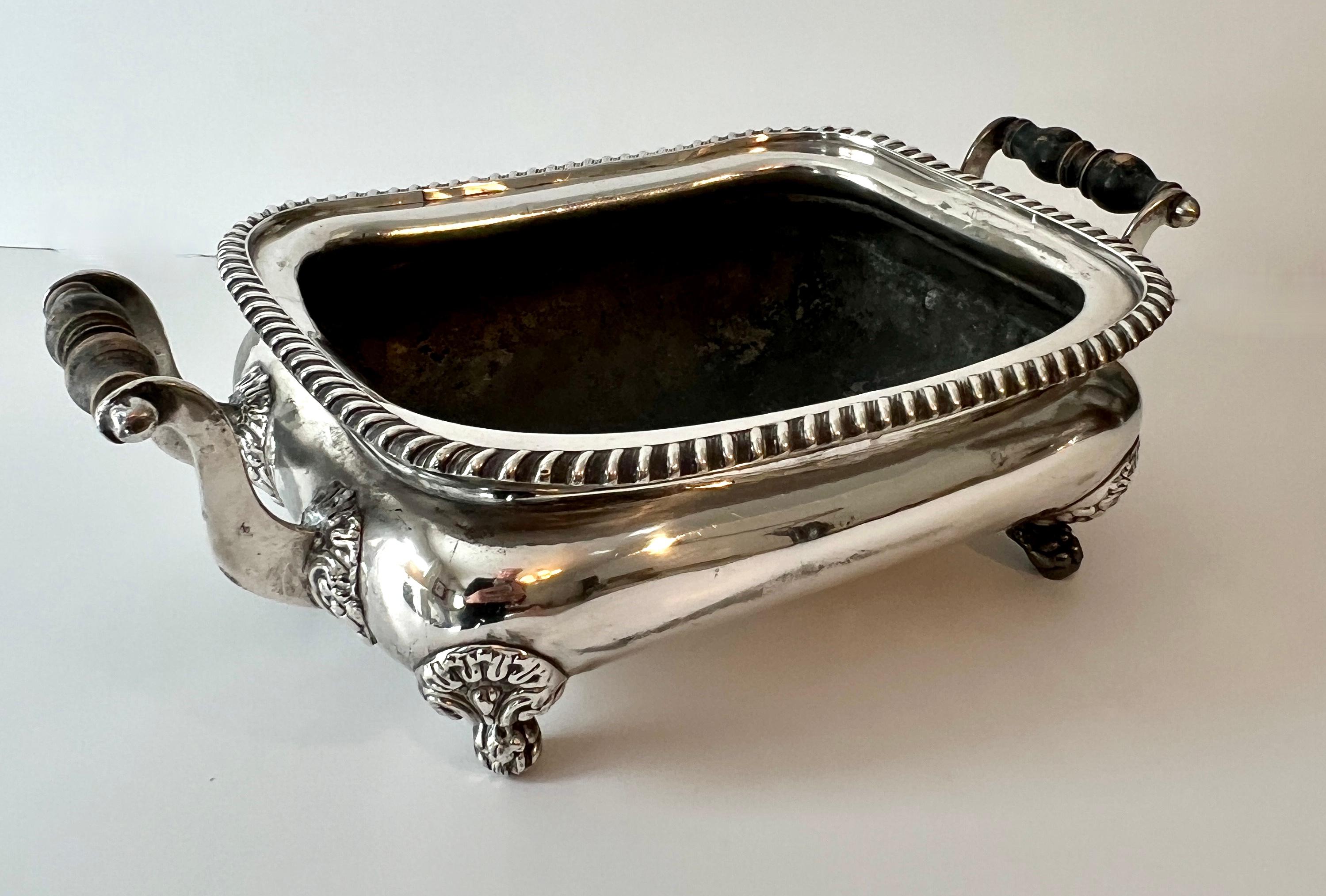 20ième siècle Base de soupière en métal argenté utilisée comme jardinière, cache-pot ou attrape-tout. en vente