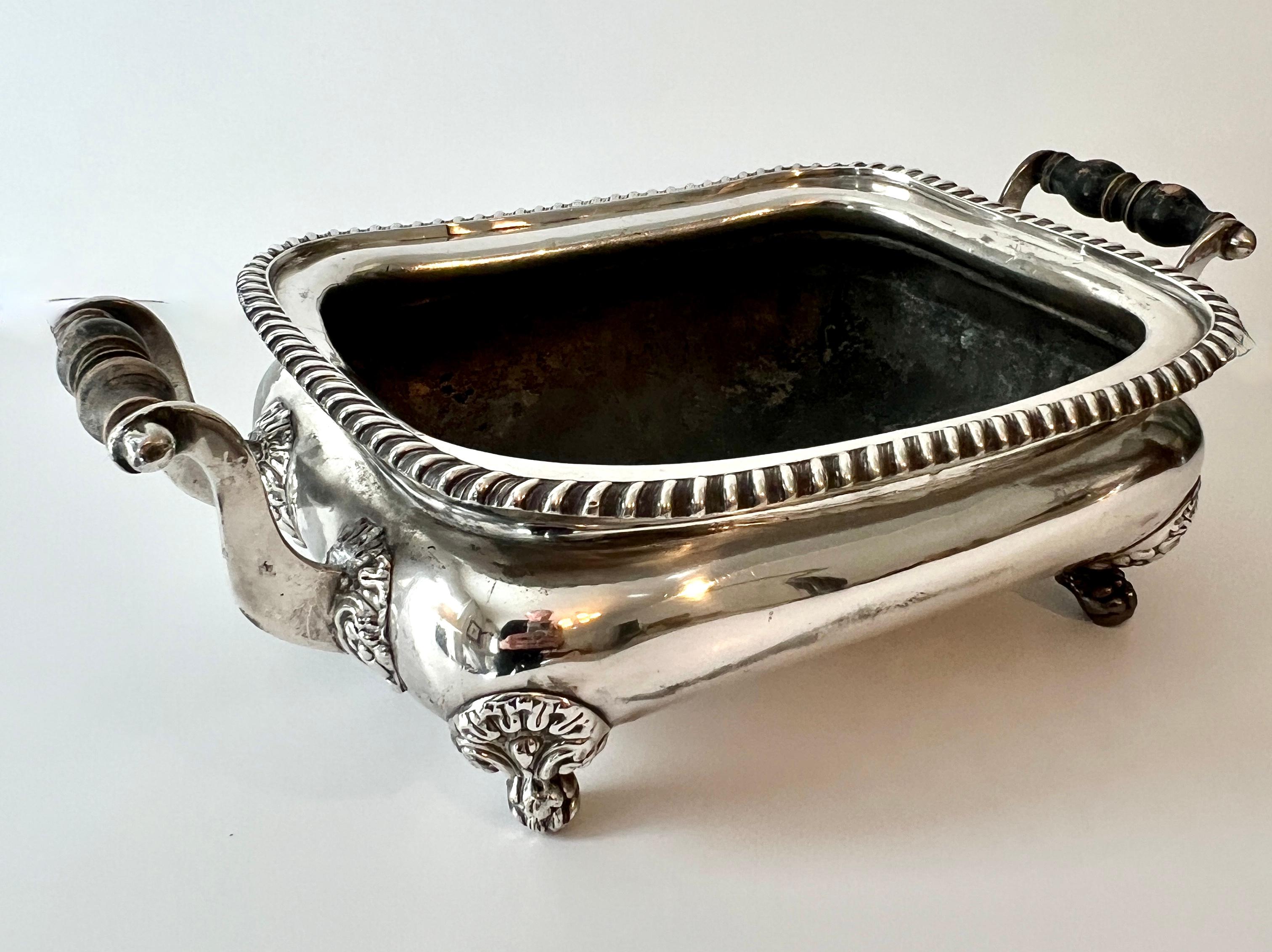 Plaqué argent Base de soupière en métal argenté utilisée comme jardinière, cache-pot ou attrape-tout. en vente