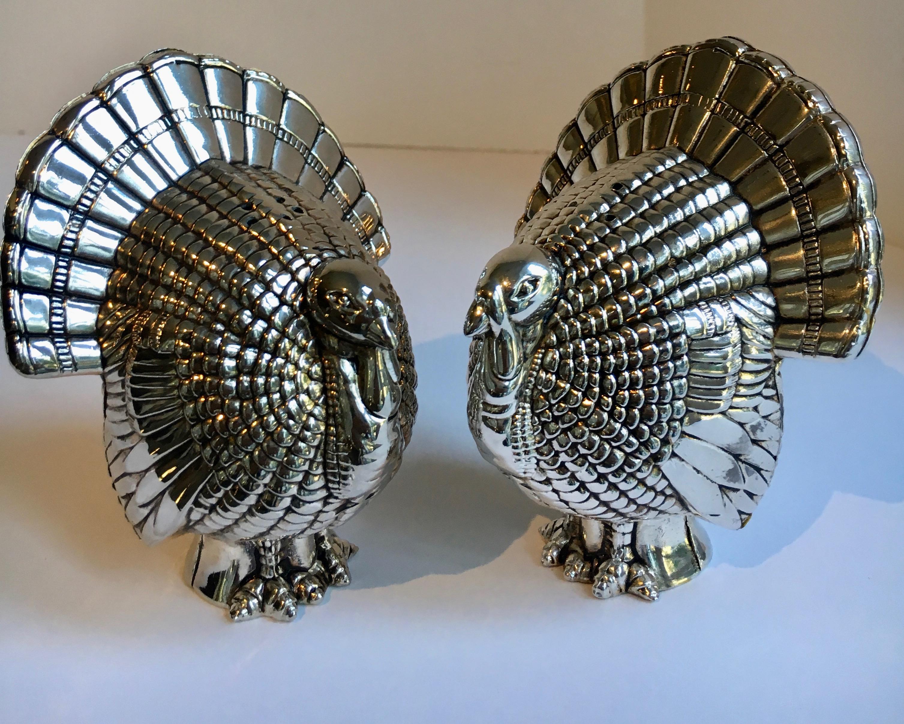 Silver plate Turkey salt and pepper, just in time for thanksgiving! Or if you are sodium intolerant they work great for cinnamon and powdered sugar!! Gobble Gobble.

The bottom closure on one is plastic, the other cork, which needs a knife to
