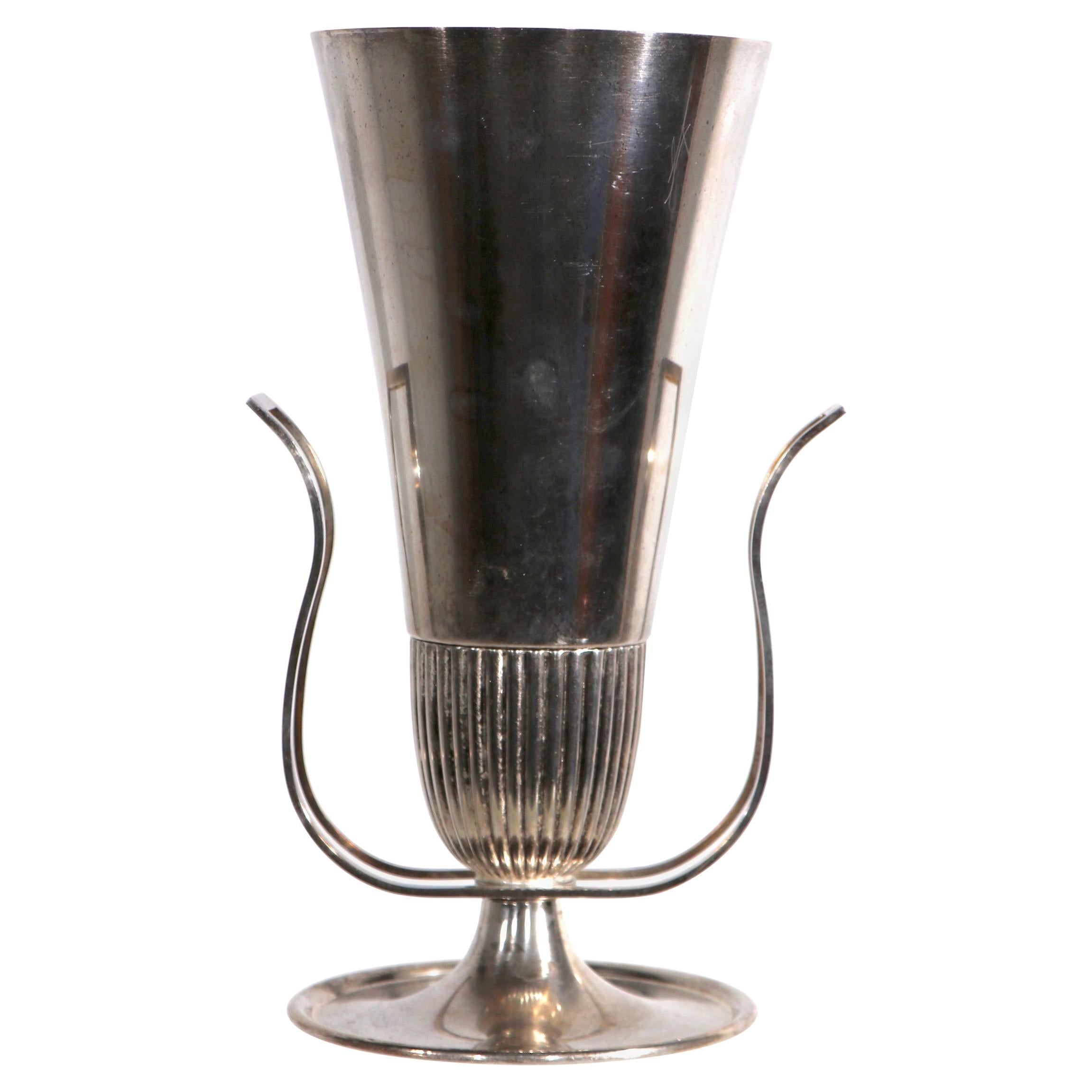 Vase en forme d'urne en métal argenté de Tommi Parzinger