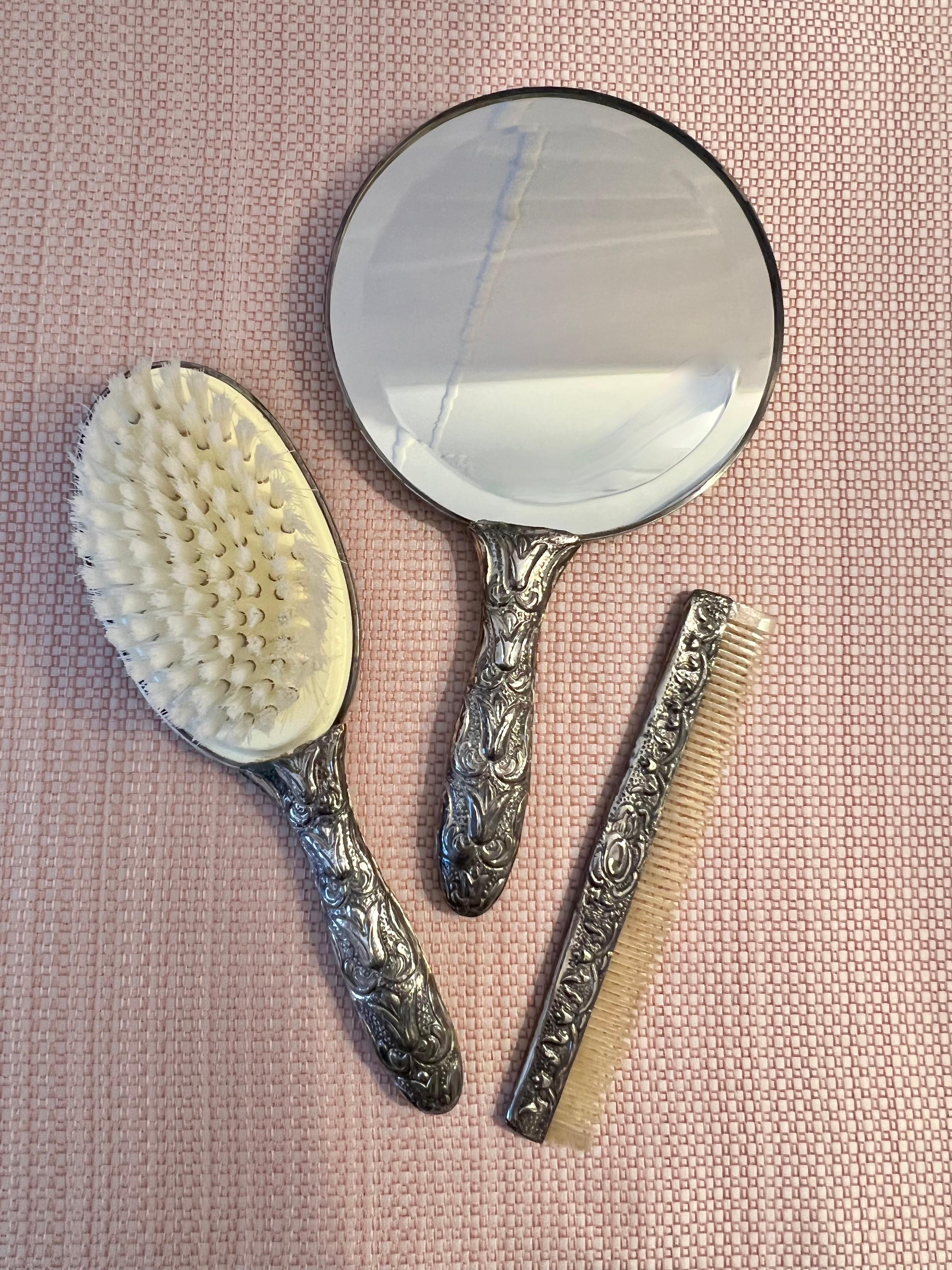 Set de toilette en métal argenté avec peigne, brosse et miroir en vente 2