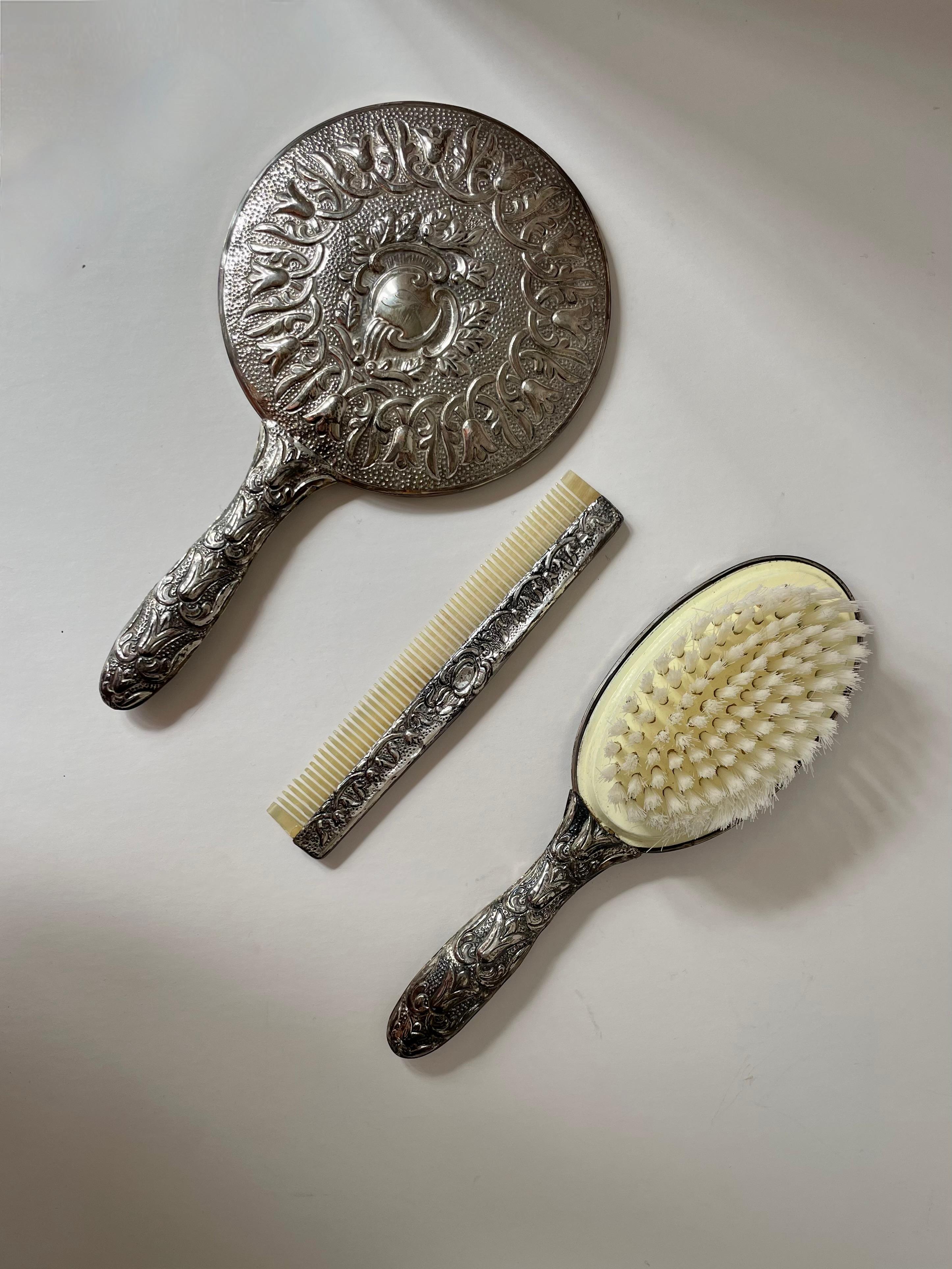 Eitelkeitsset aus Silberblech mit Kamm, Bürste und Spiegel (Spätviktorianisch) im Angebot