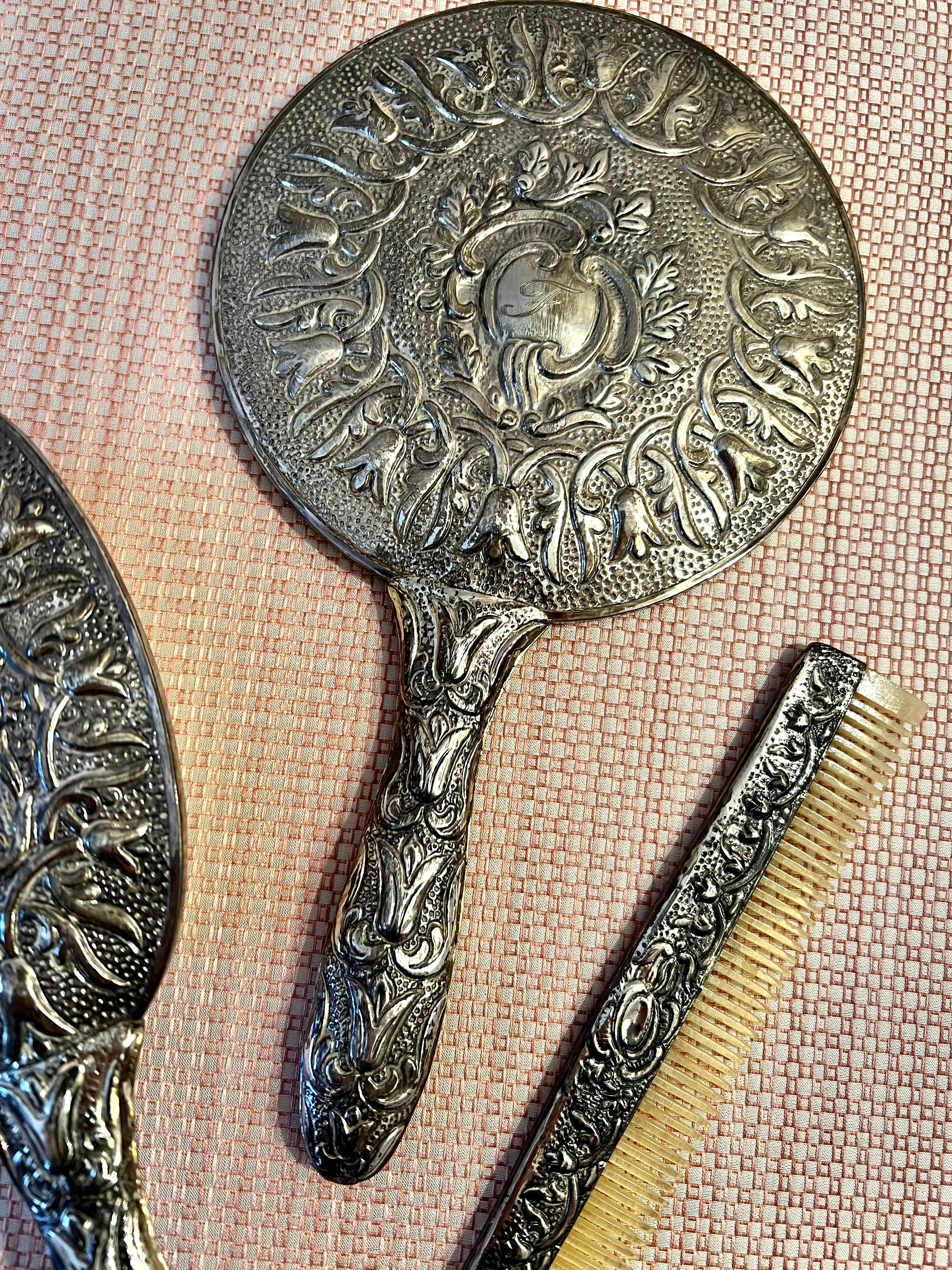 Set de toilette en métal argenté avec peigne, brosse et miroir Bon état - En vente à Los Angeles, CA