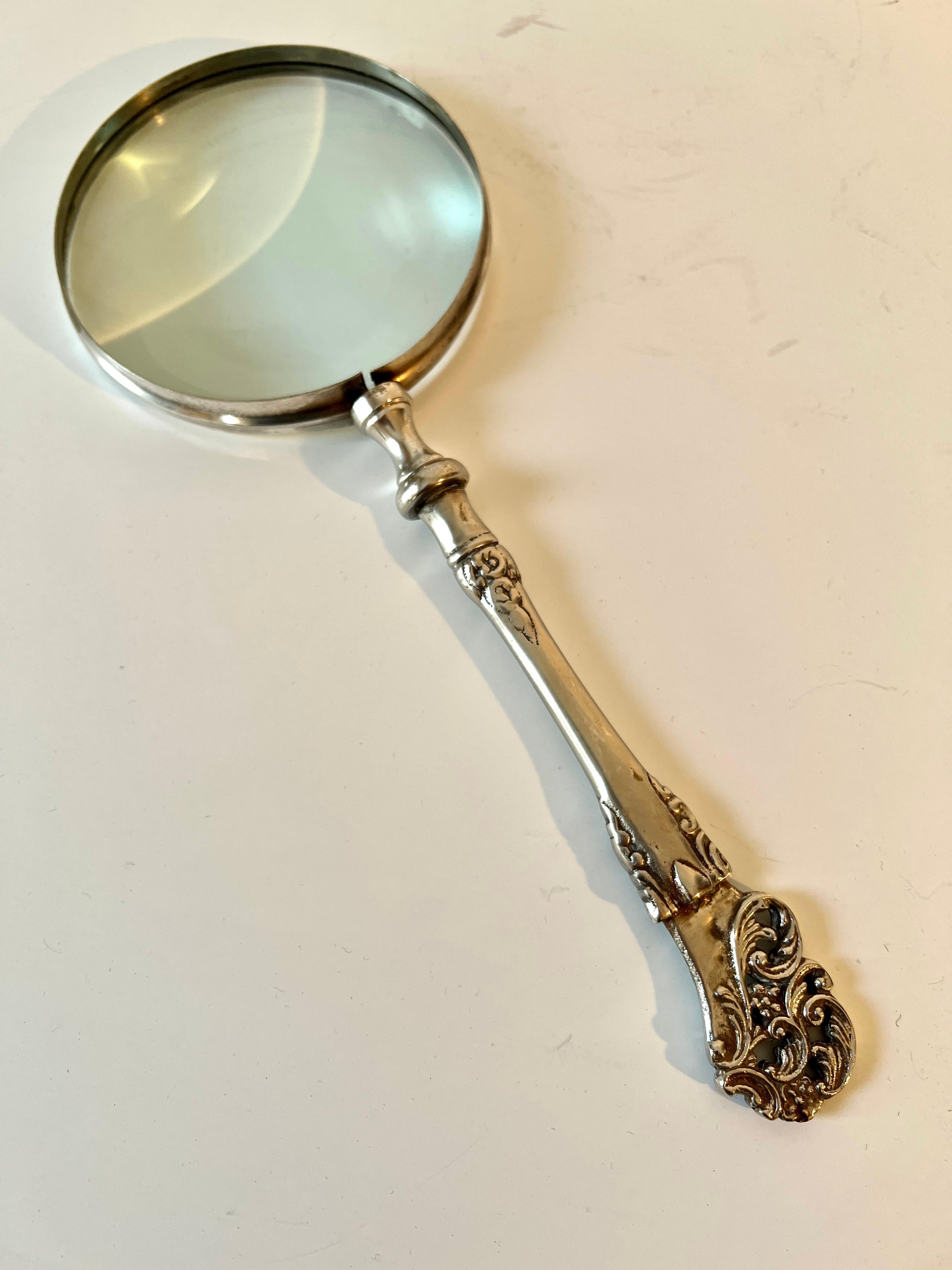 Loupe victorienne en argent repoussé en vente 2