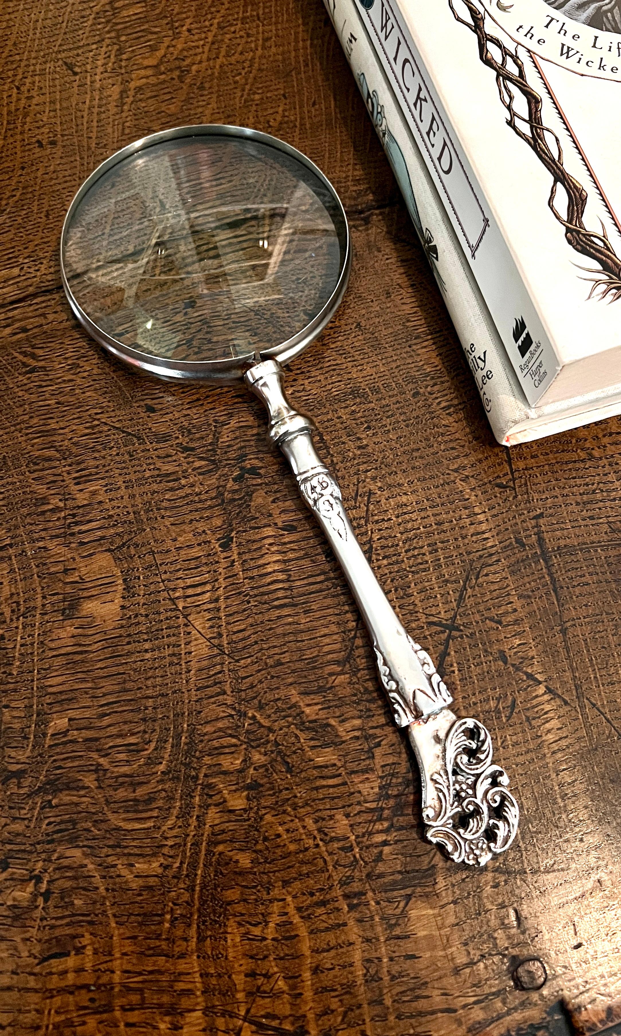 Une magnifique loupe en métal argenté avec un manche orné en argent repoussé.   

Une merveilleuse addition à tout bureau sophistiqué, utilisée comme loupe ou comme presse-papier.

Un complément à tout bureau ou poste de travail - bibliothèque,