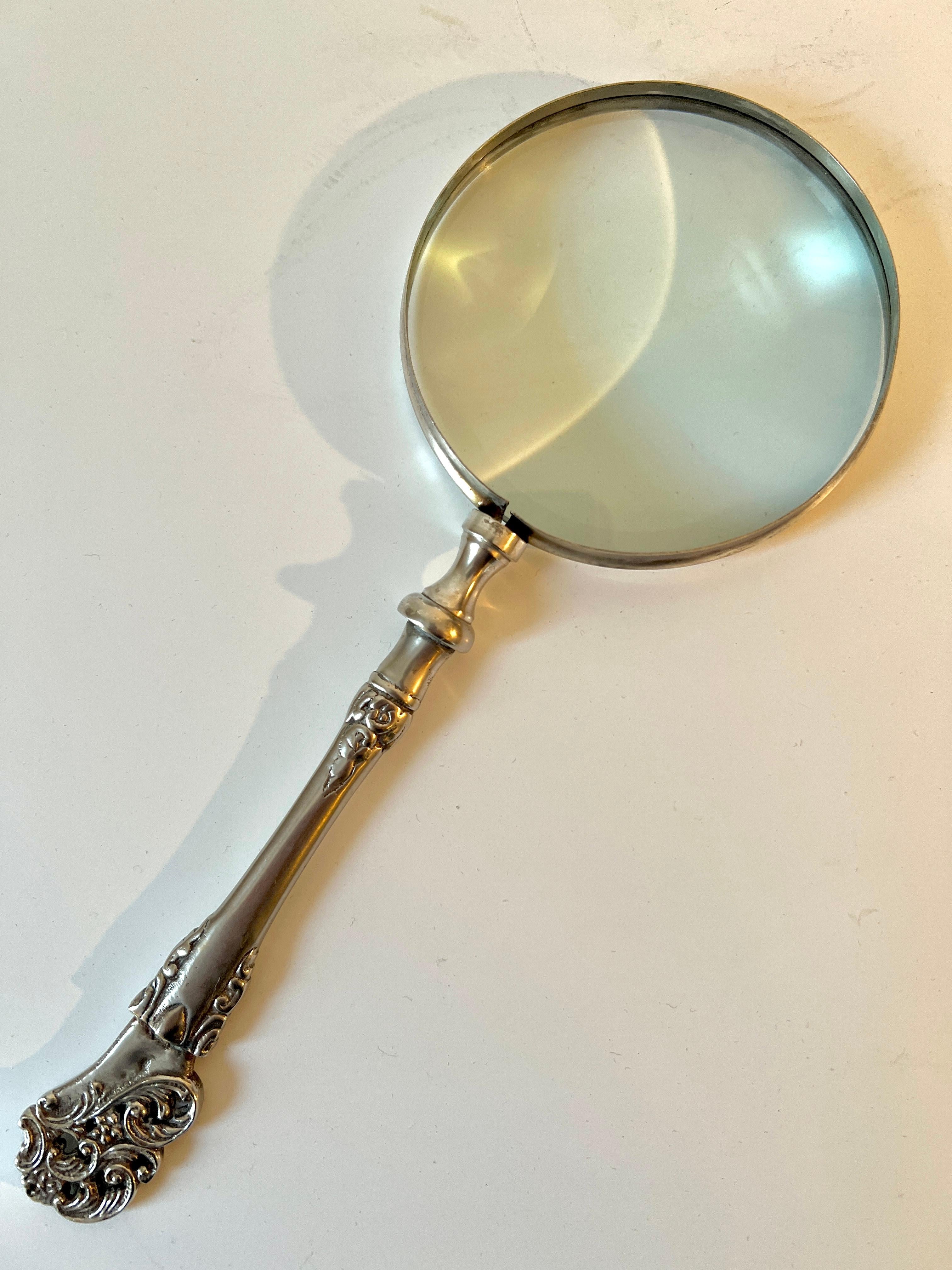 Européen Loupe victorienne en argent repoussé en vente