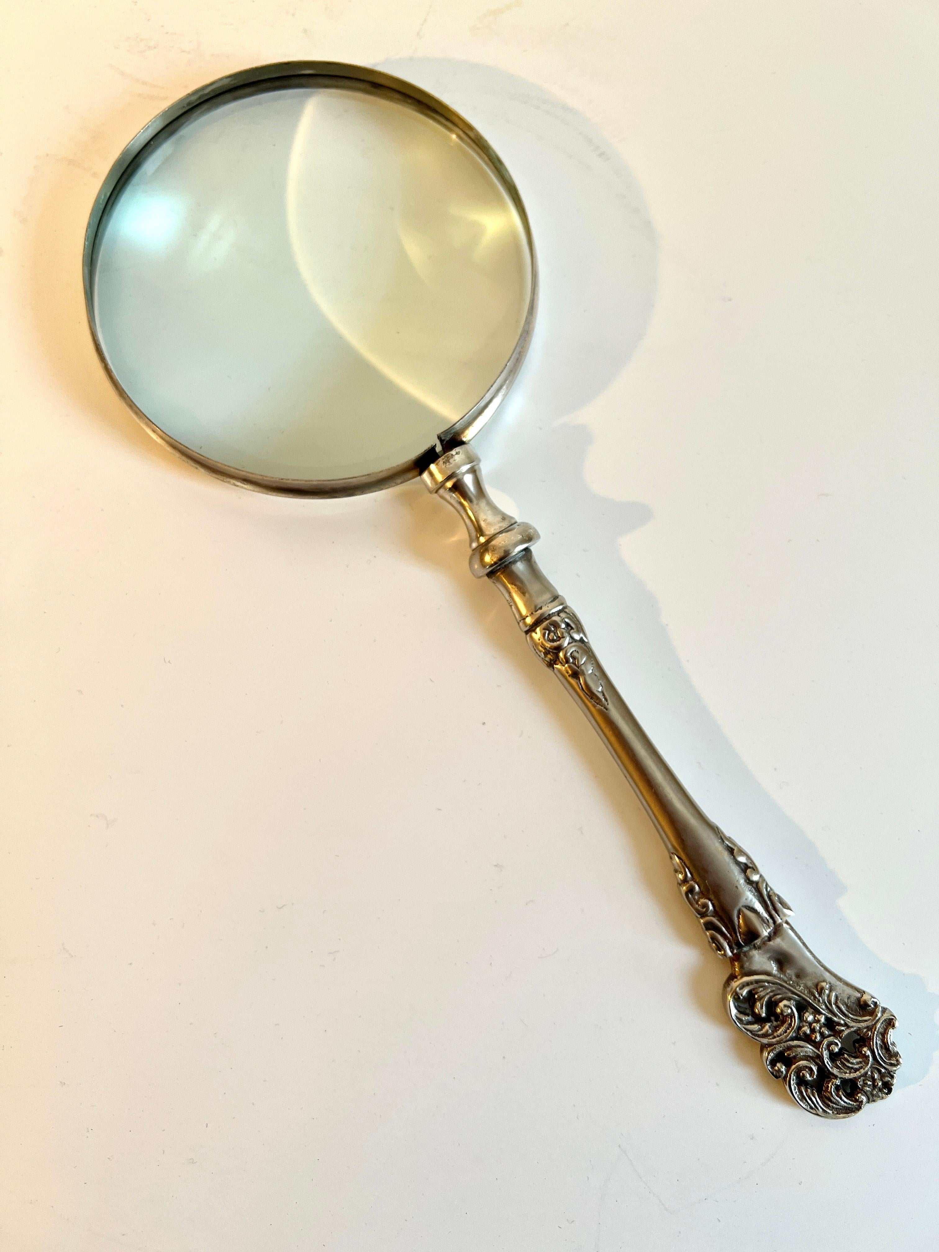 Fait main Loupe victorienne en argent repoussé en vente