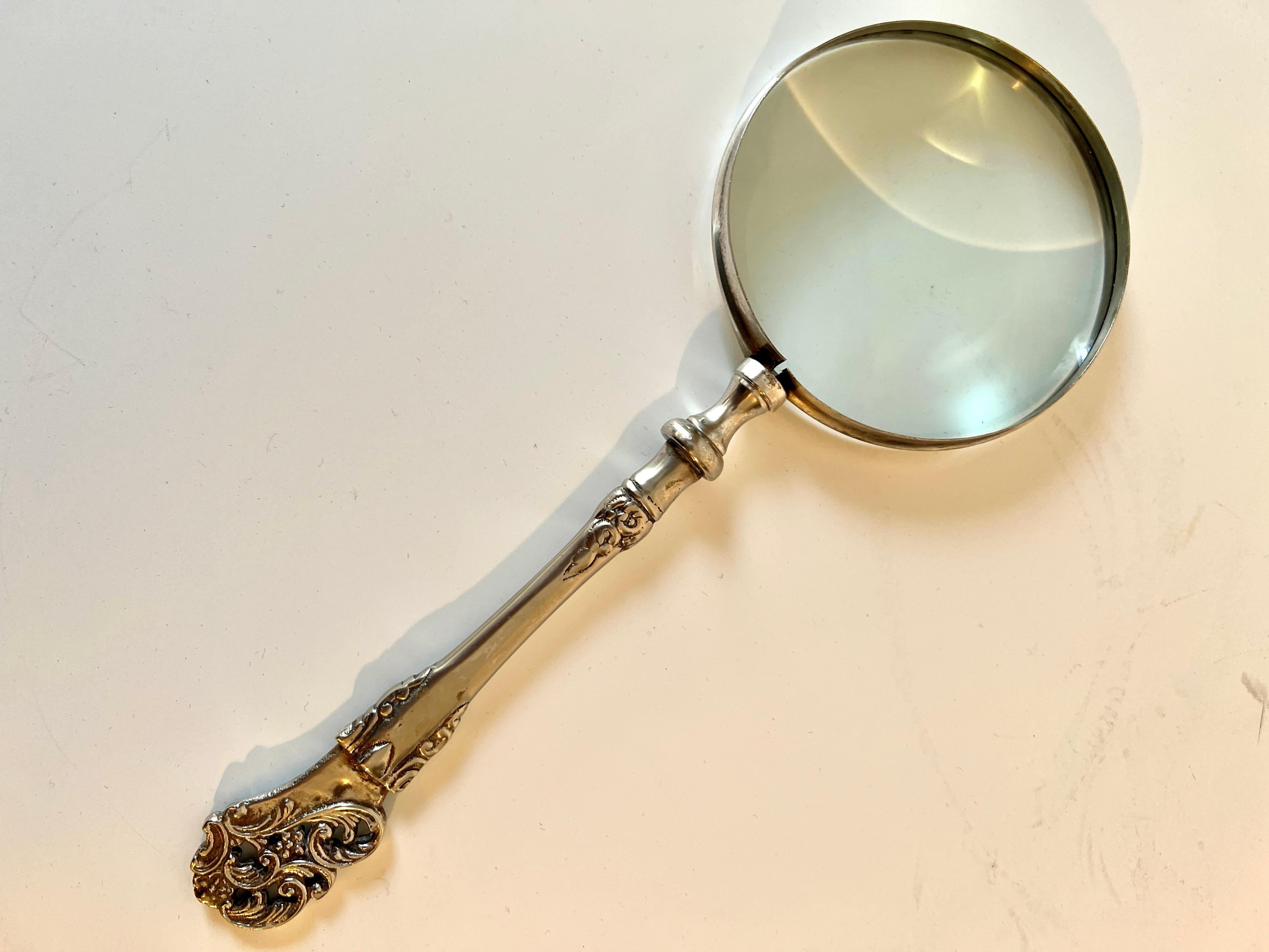 Loupe victorienne en argent repoussé Bon état - En vente à Los Angeles, CA