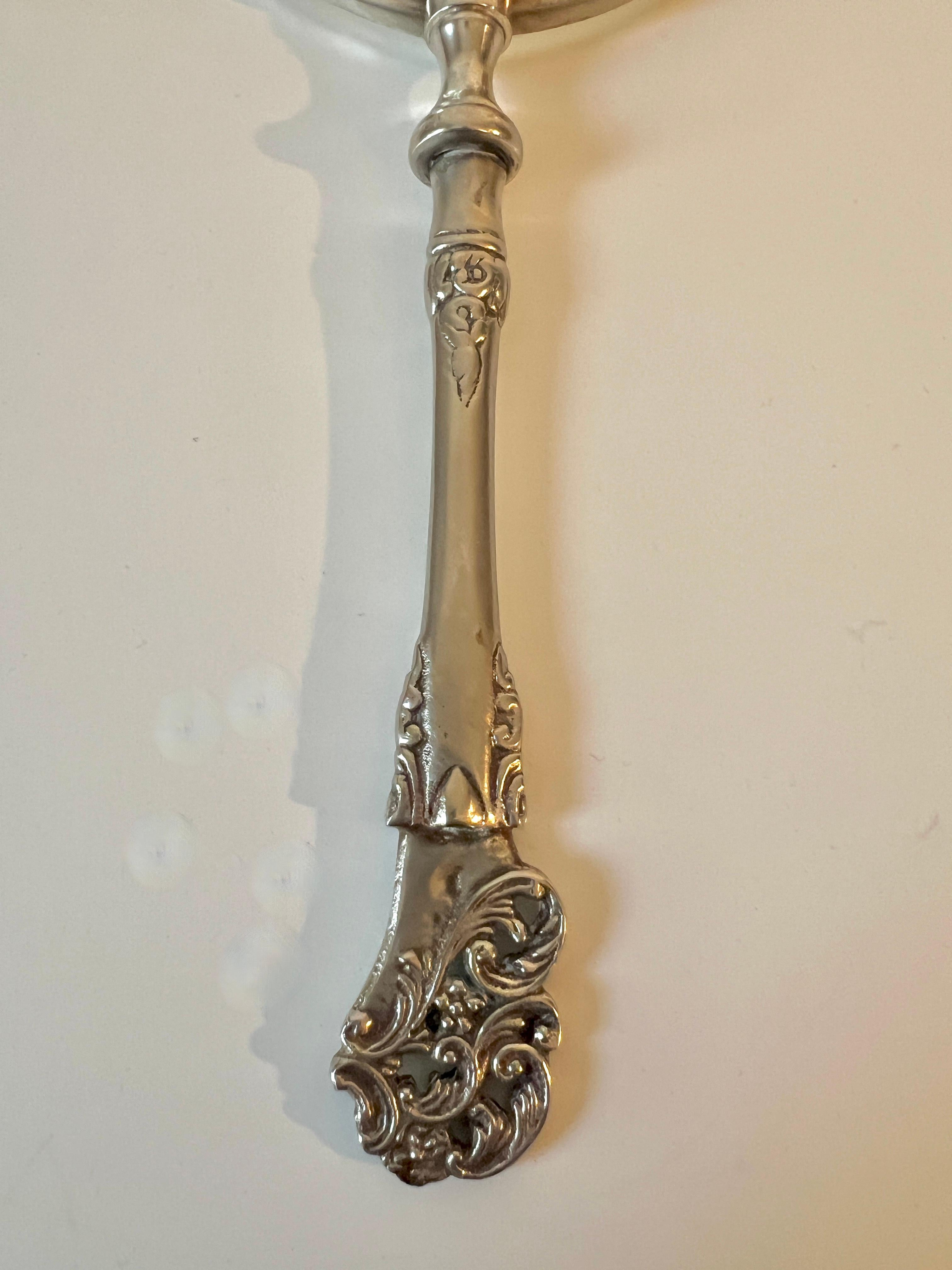 Plaqué argent Loupe victorienne en argent repoussé en vente