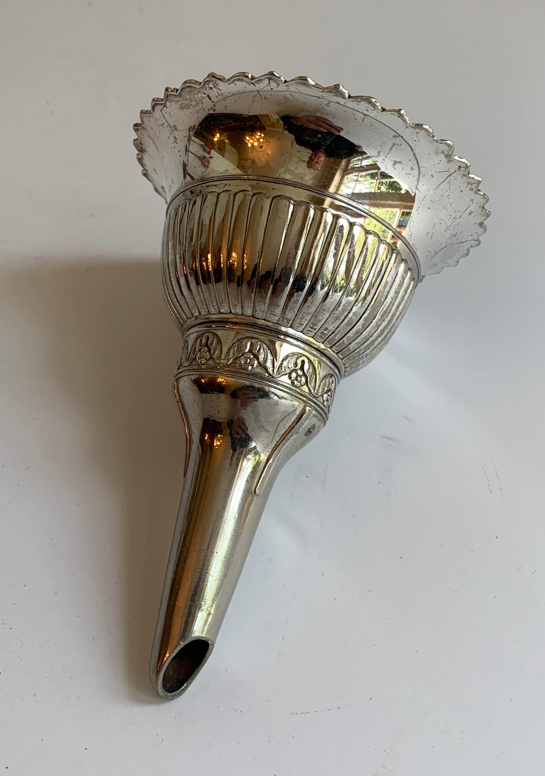 A practical decorative addition, with Tudor rose pattern, for the bar, the wine bar funnel has a strainer, allowing you to filter out sediment. Unscrewing the two-part piece also allows for easy cleaning.