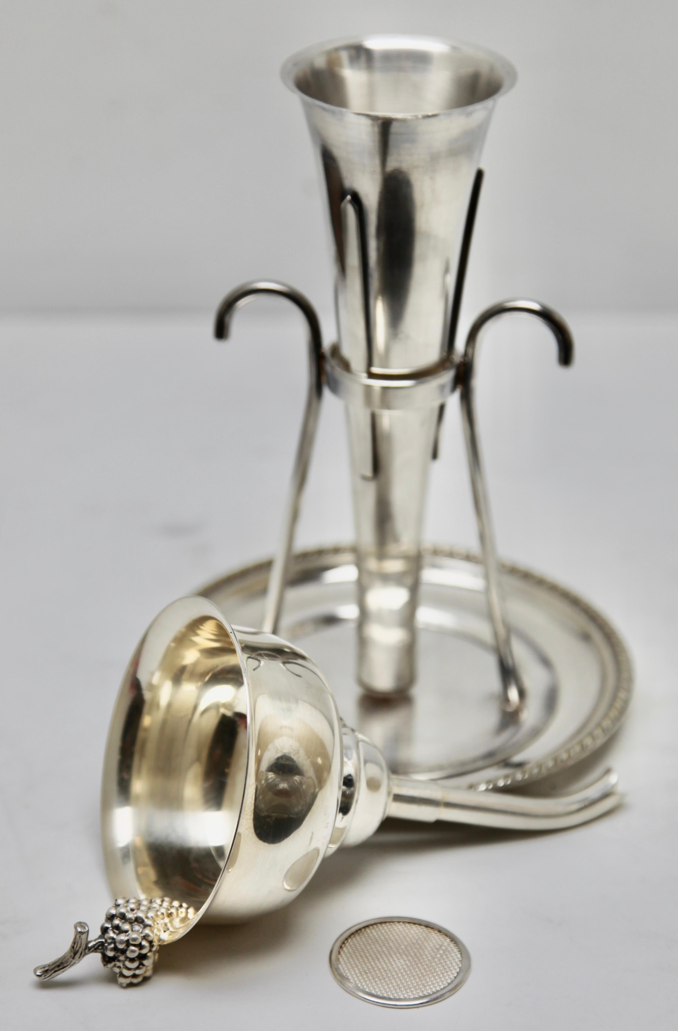 Embudo de vinoteca de plata sobre soporte Firmado Chapado en plata en venta