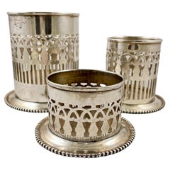 Juego de tres posavasos de plata para botellas de vino y condimentos