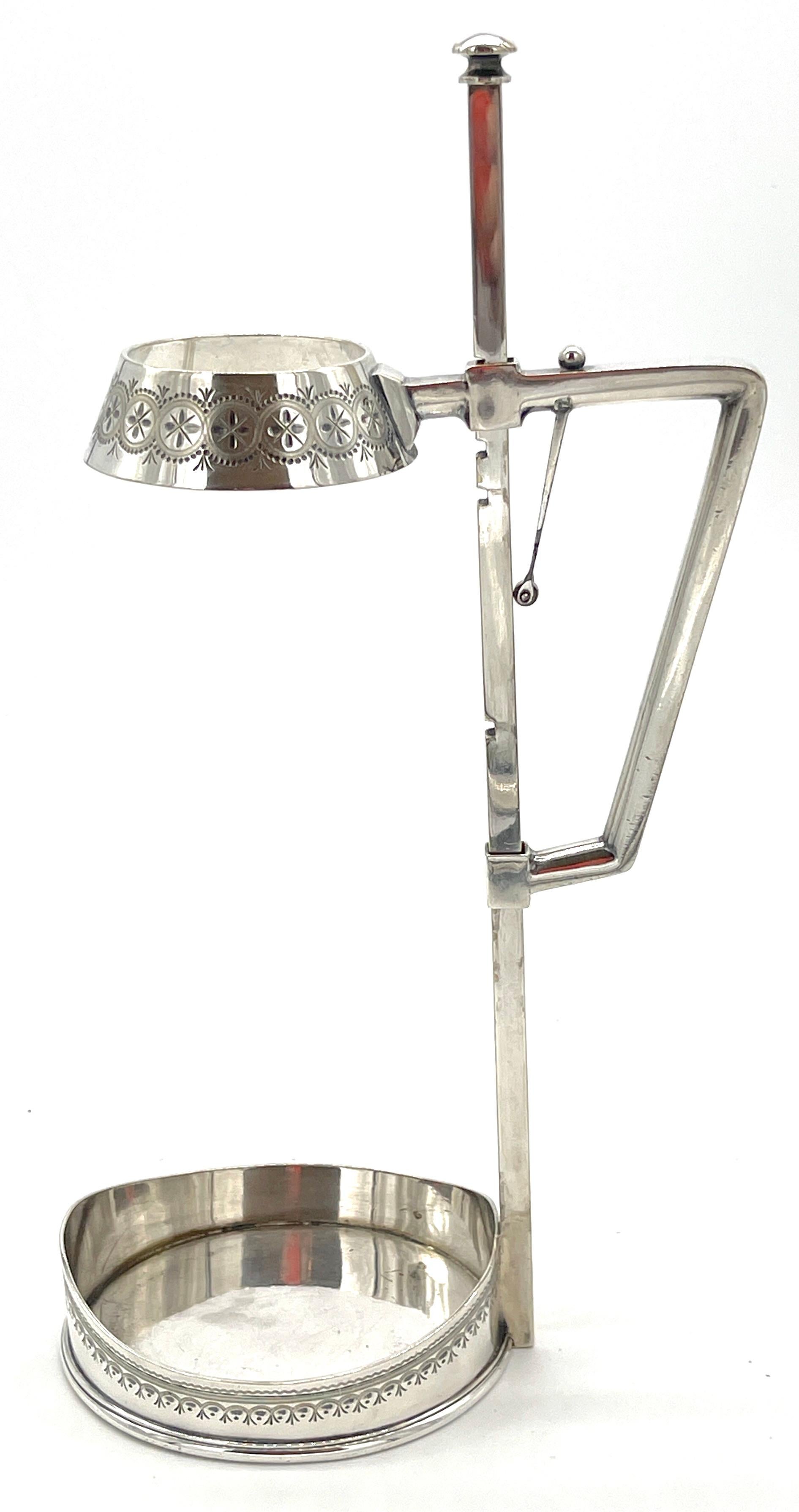 Cántaro de vino ajustable chapado en plata de Mappin & Webb, Inglaterra, circa 1900-1910. Estilo: Eduardiano con diseño industrial influenciado por las cómodas

Raro y elegante botellero ajustable chapado en plata, atribuido a Mappin & Webb, con el