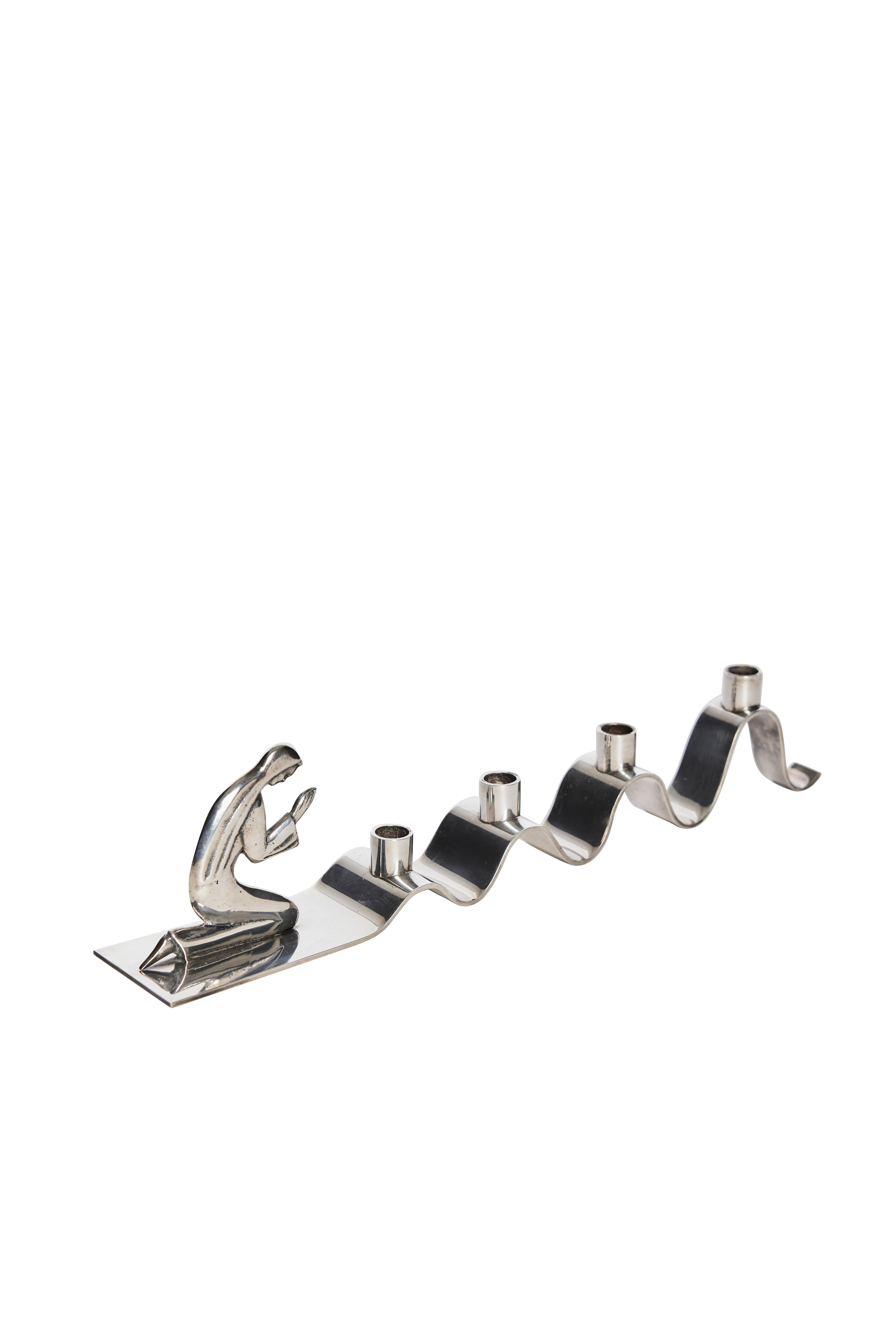 Un elegante e scultoreo portacandele dell'Avvento placcato in argento disegnato da Walter Andersson per Ystad-Metall, in Svezia, durante la prima metà del XX secolo, intorno al 1930. 

Questo pezzo presenta una raffinata base ondulata che contiene