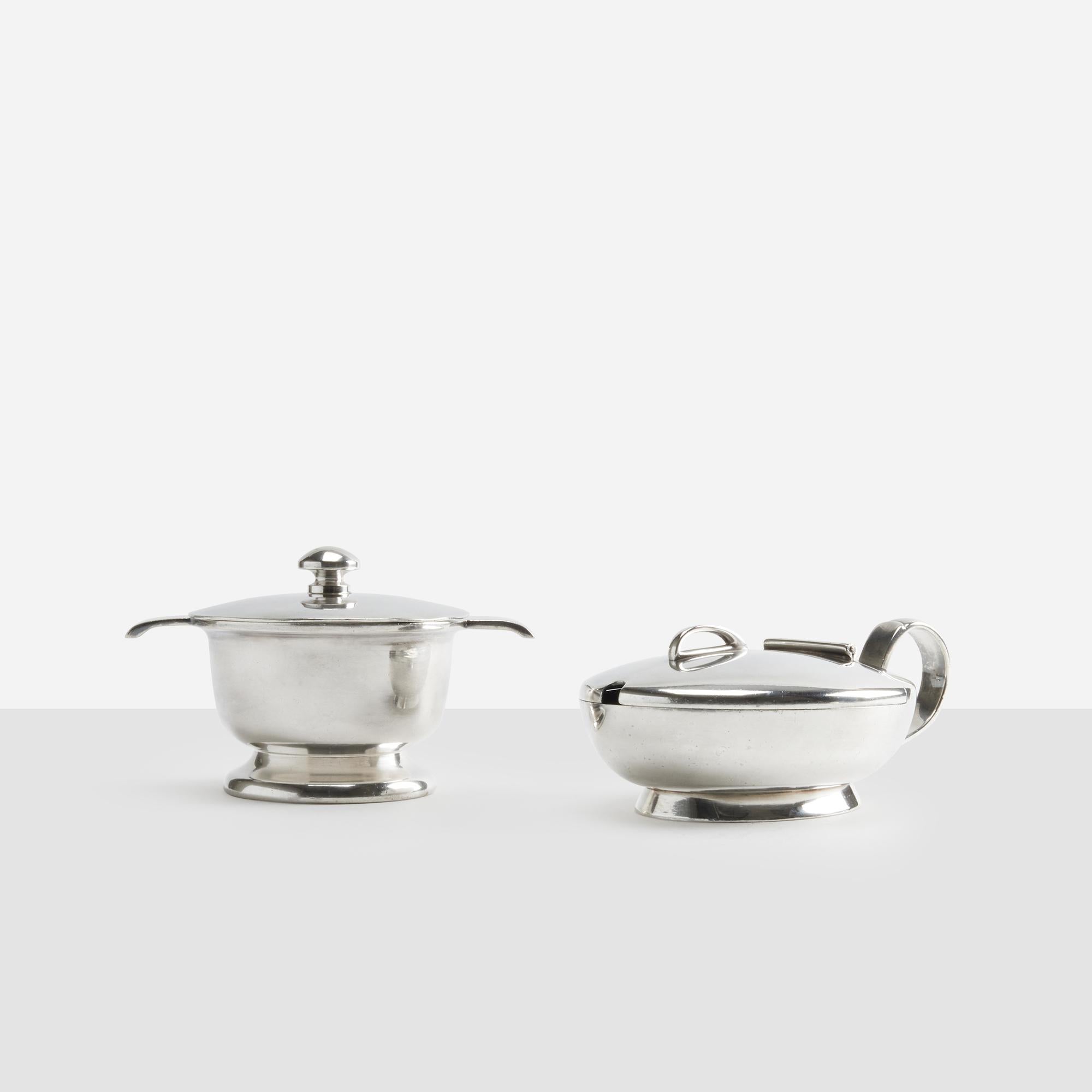 Ein Paar versilberte Alpacca-Gefäße, entworfen von Gio Ponti für Fratelli Calderoni, bestehend aus einer Zuckerdose mit Fuß und einem Milchkännchen mit Scharnierdeckel.

Beide Stücke stehen auf Sockeln und weisen die für Ponti charakteristische