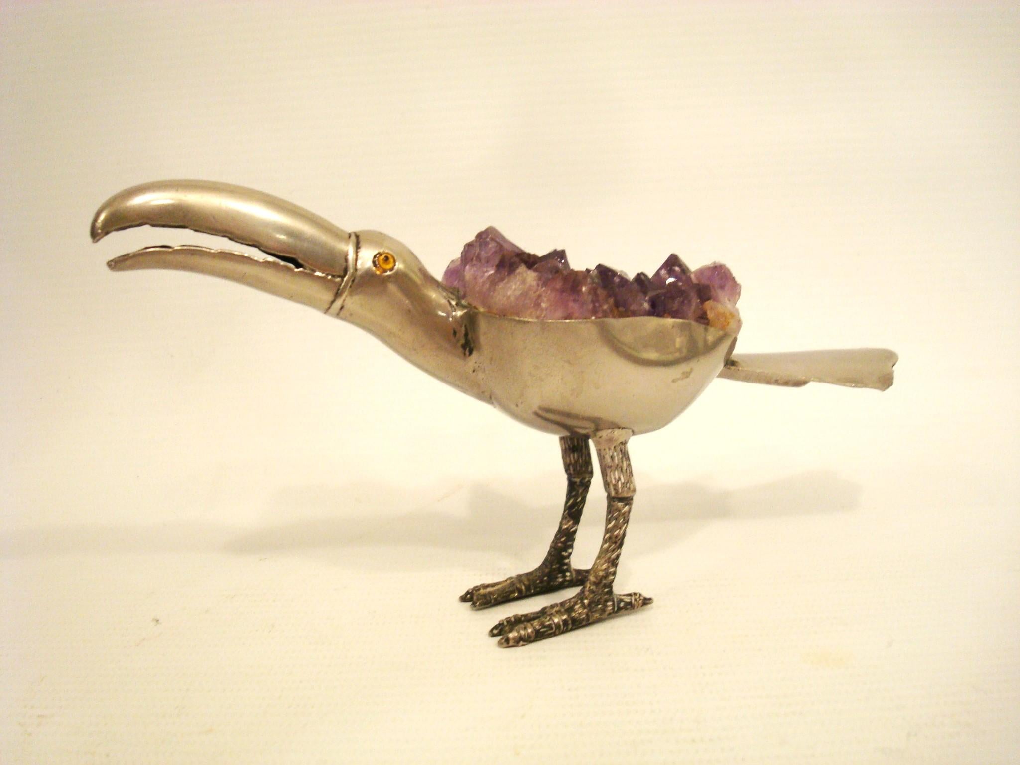 Bella scultura decorativa di uccello esotico / Fermacarte / Oggetto decorativo.
Placcato in argento e ametista, circa 1970, Brasile.
Timbrato sotto Gerson BA P90.

Questo oggetto sarebbe splendido come centrotavola in un gabinetto di curiosità o su