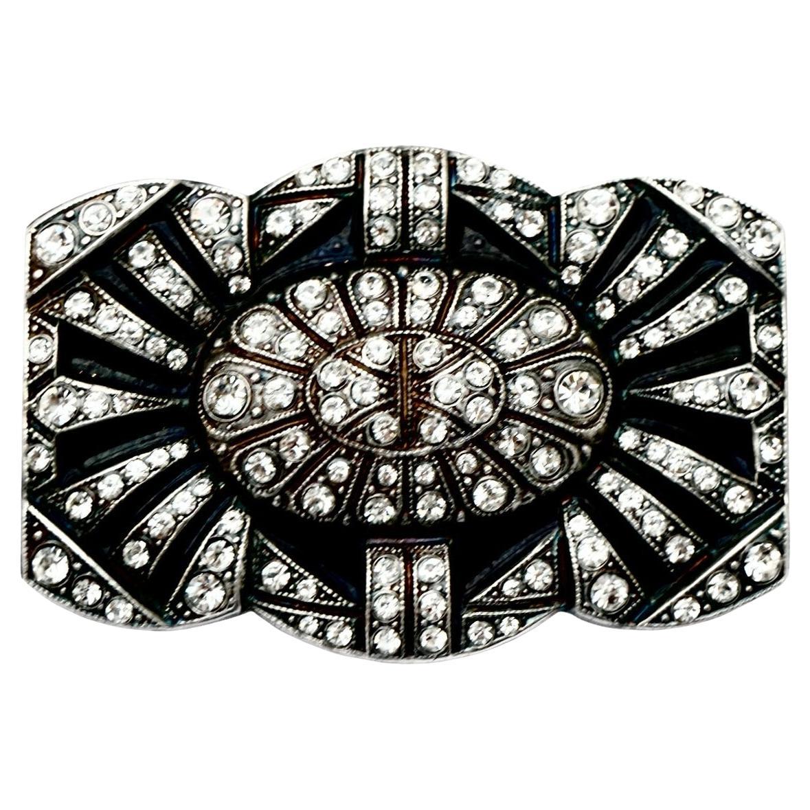 Versilberte und schwarz emaillierte Brosche im Art Deco Stil mit Kristallen besetzt im Angebot