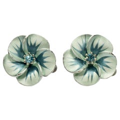 Pendientes de clip con flor plateada y esmalte azul y brillantes azules