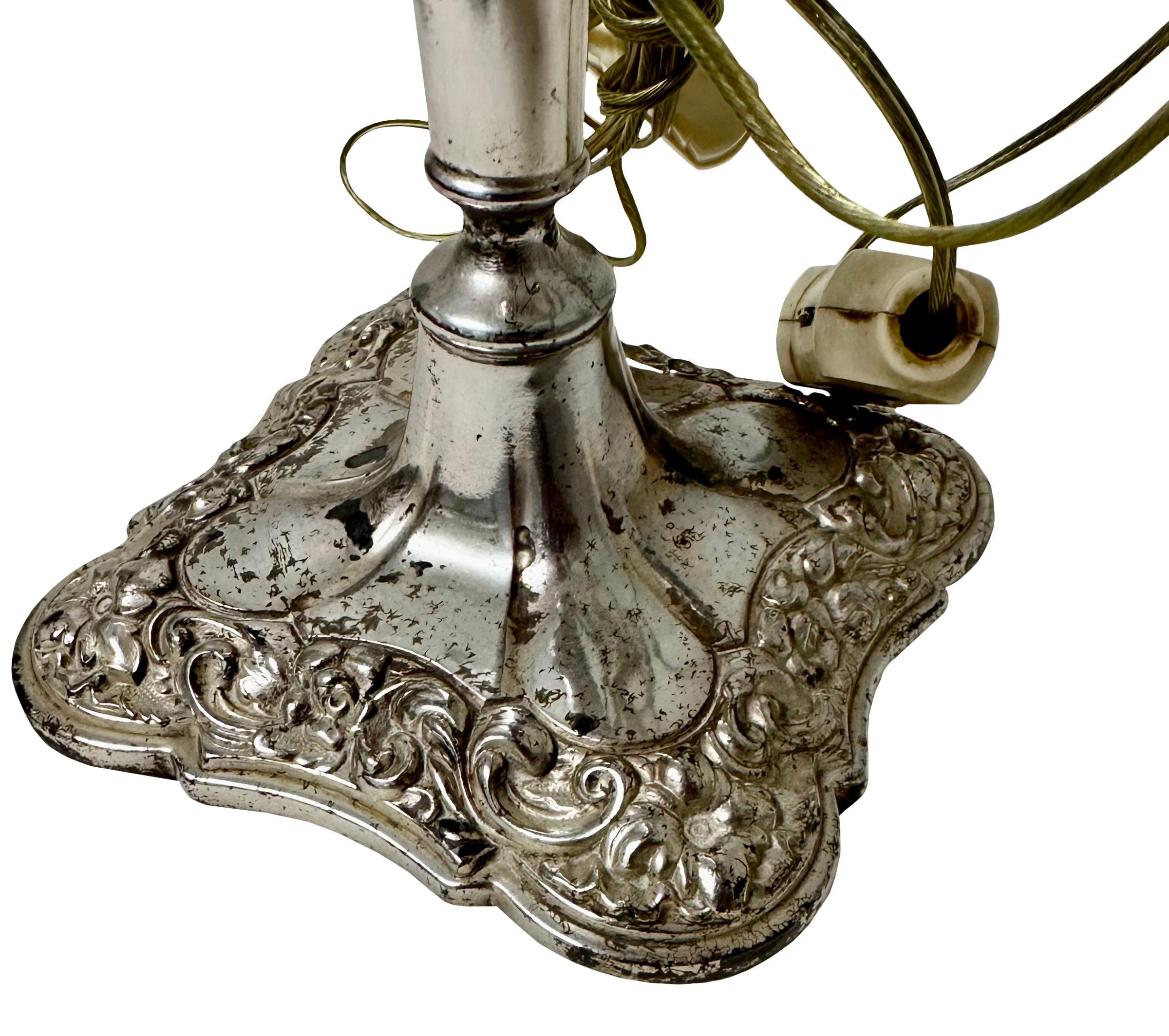 Effet bronze Lampe à huile anglaise en métal argenté et cristal en vente