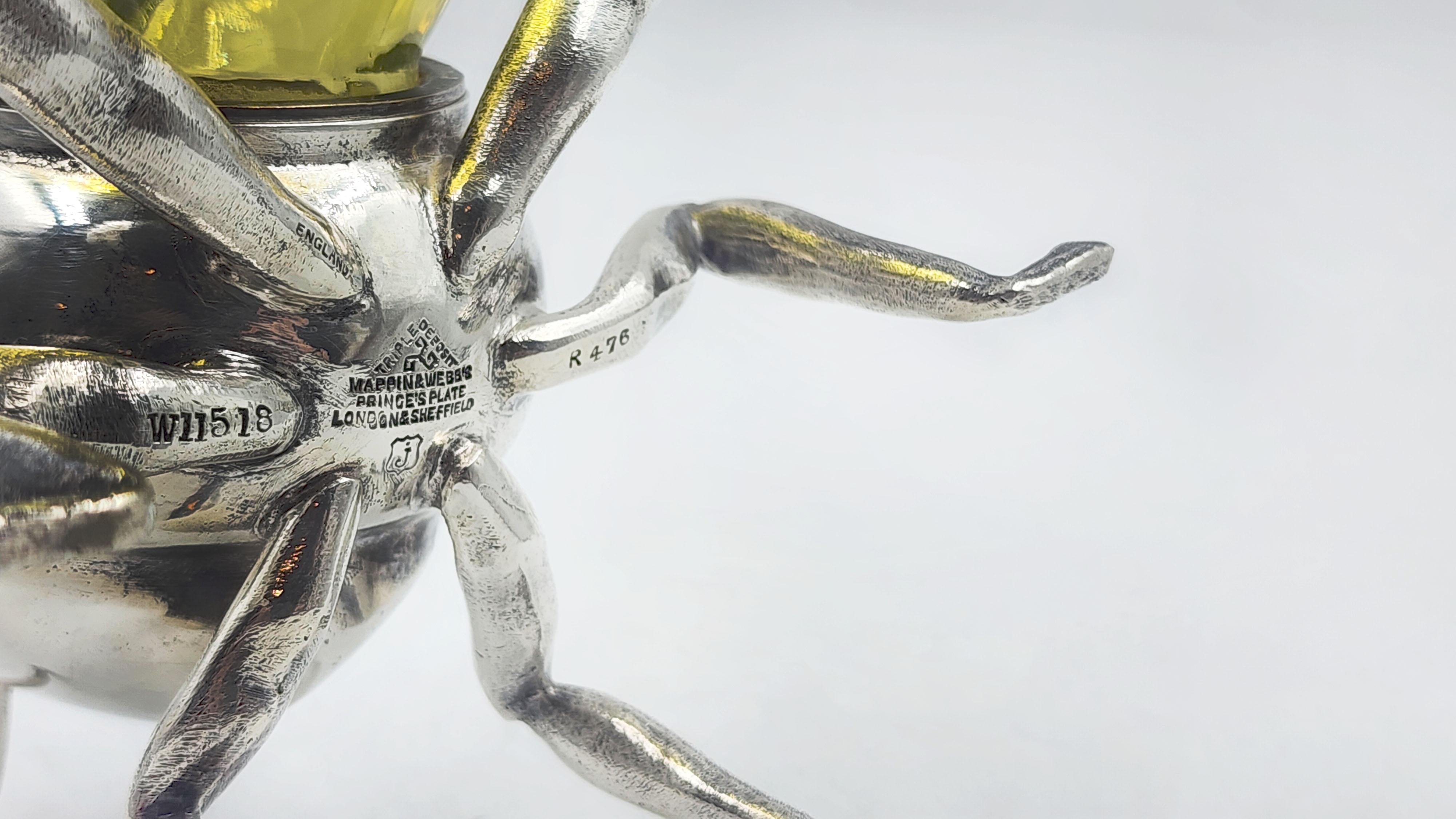 Abeja de metal plateado y cristal de Mappin & Webb, Inglaterra, hacia 1900
Esta encantadora abeja de Mappin & Webb, creada hacia 1900, es una pieza de conversación única. El cuerpo de la abeja está formado por una esfera de cristal ámbar que brilla
