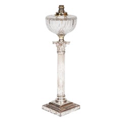 Lampe de bureau à colonne corinthienne en métal argenté et verre taillé