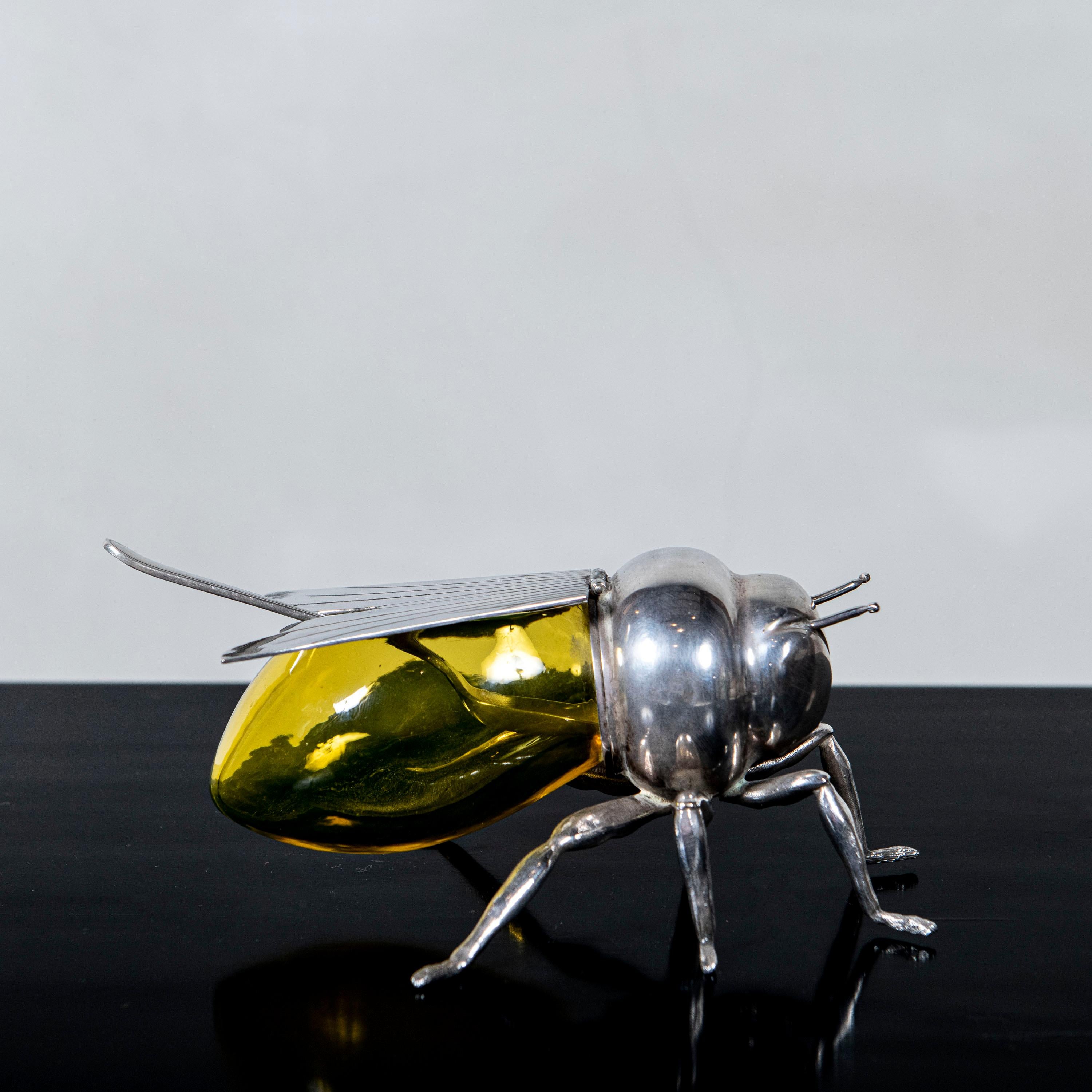 Silver Plated and glass honey pot bee by Mappin & Webb. England, early 20th century.
With spoon.