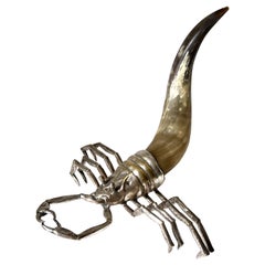 Scultura di scorpione in corno e placcata in argento
