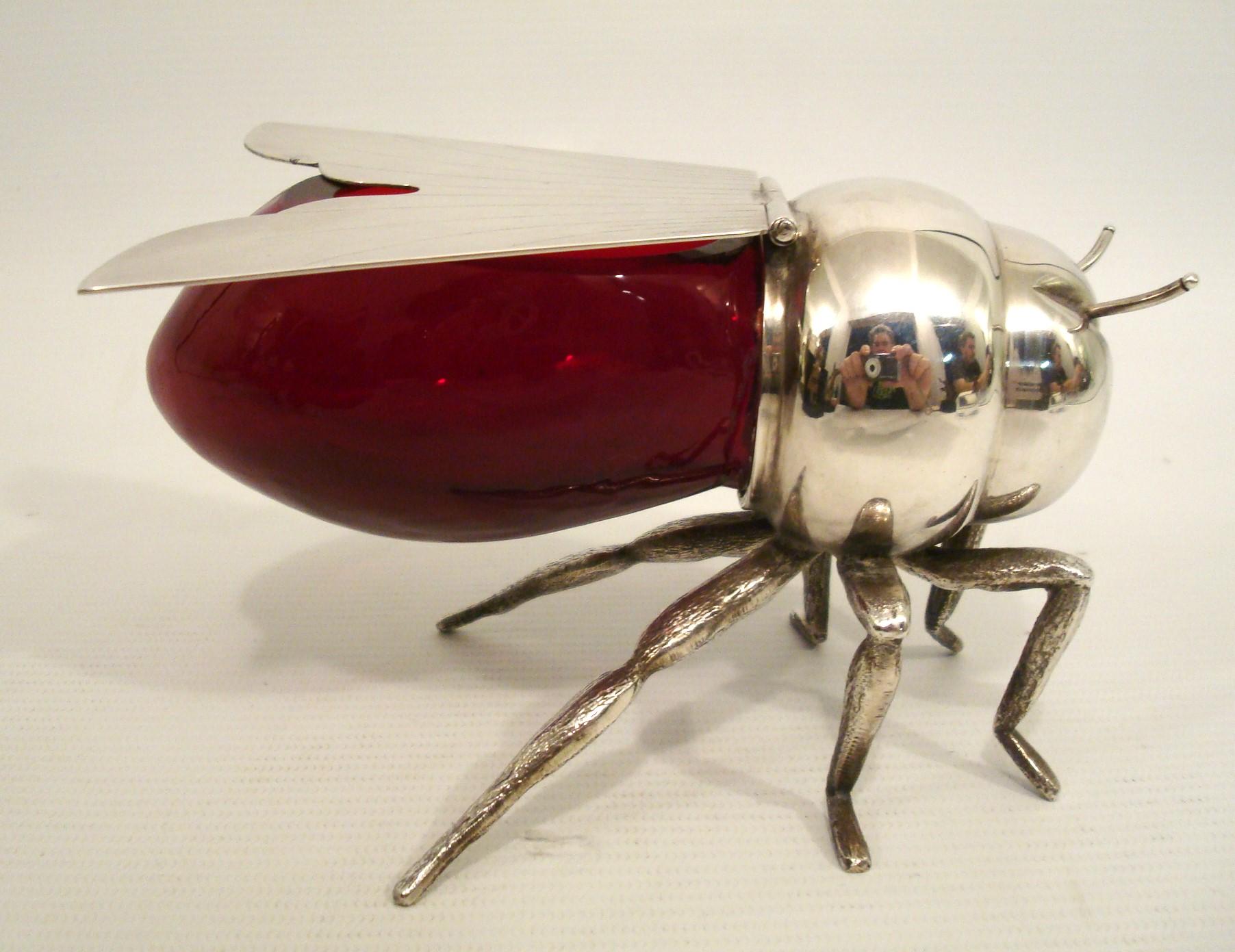 Abeja con tarro de miel chapado en plata y cristal rojo, Inglaterra, hacia 1900 Art Nouveau en venta