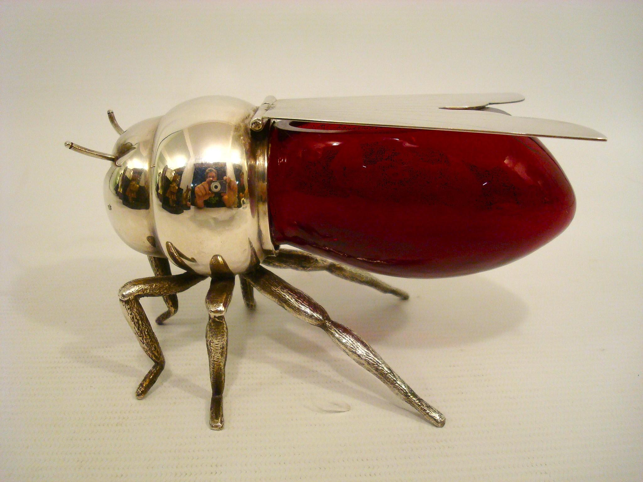 Abeja con tarro de miel chapado en plata y cristal rojo, Inglaterra, hacia 1900 Inglés en venta