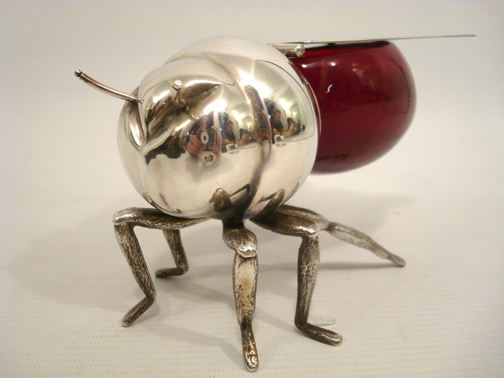 Abeja con tarro de miel chapado en plata y cristal rojo, Inglaterra, hacia 1900 Vaciado en venta