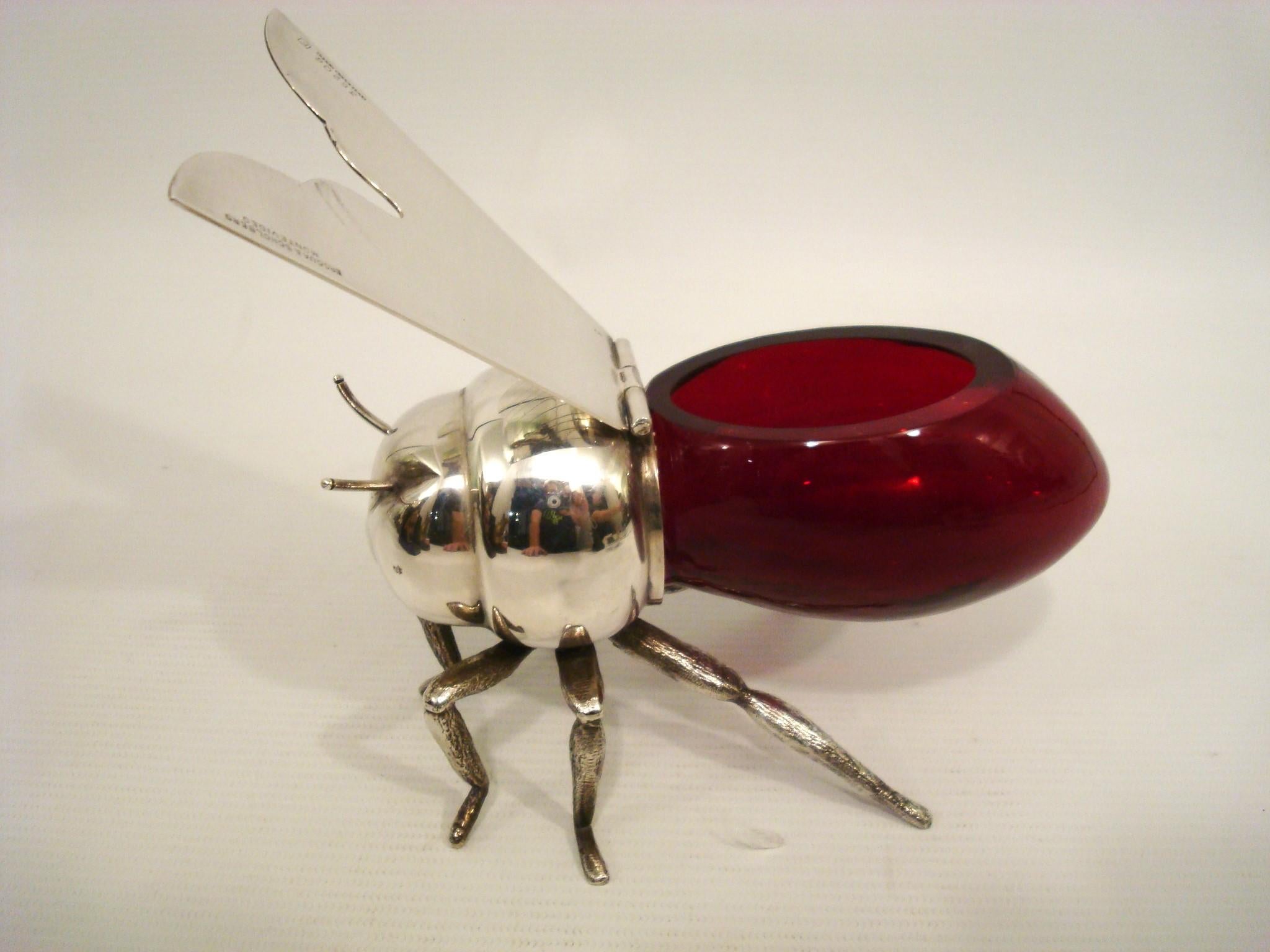 Abeja con tarro de miel chapado en plata y cristal rojo, Inglaterra, hacia 1900 en Bueno estado para la venta en Buenos Aires, Olivos