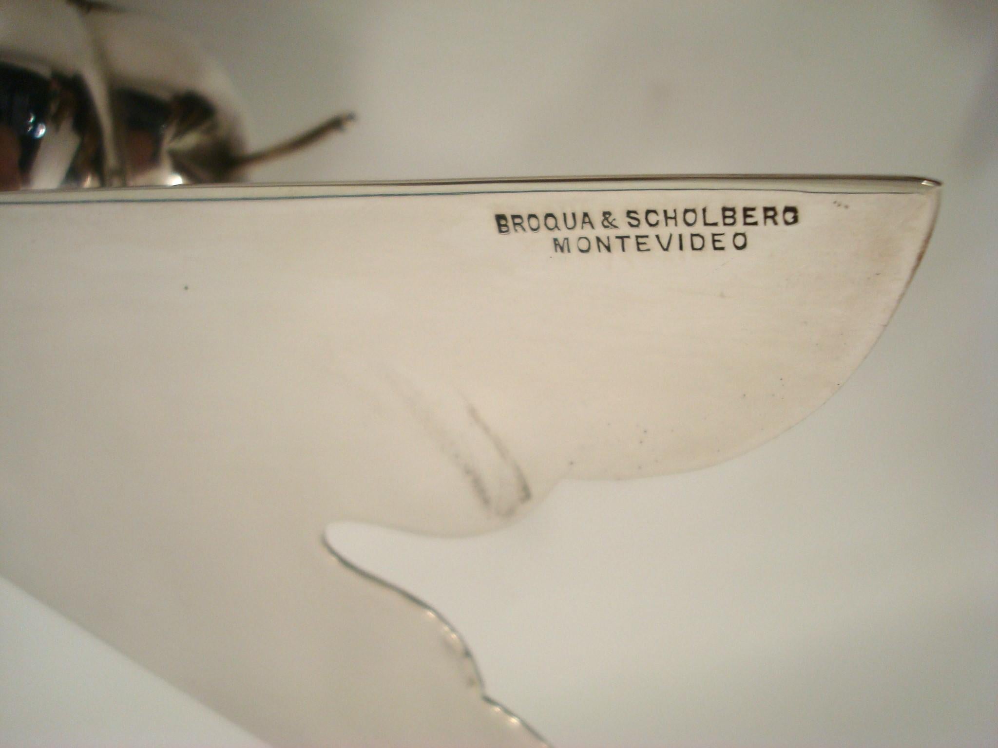 Abeja con tarro de miel chapado en plata y cristal rojo, Inglaterra, hacia 1900 principios del siglo XX en venta