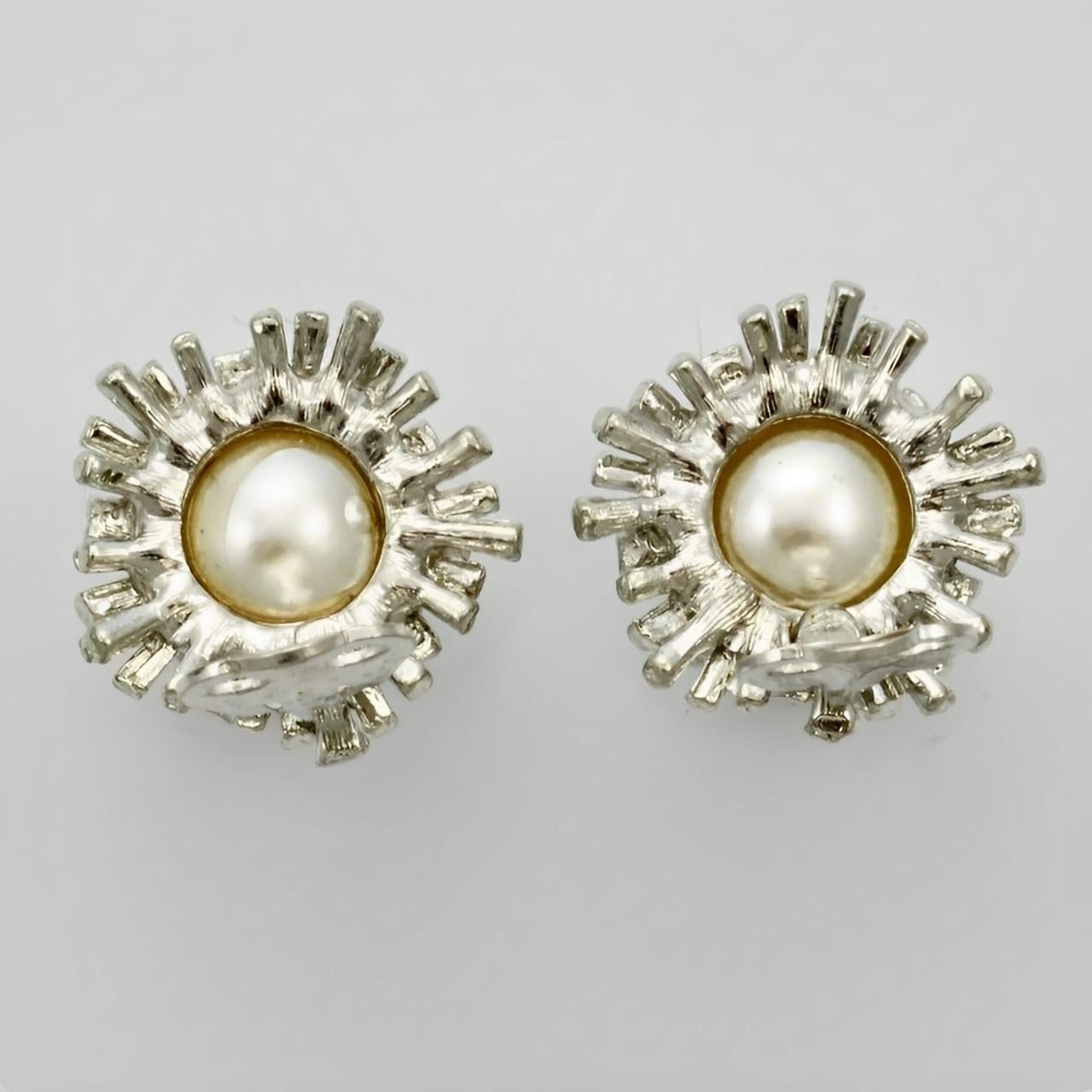Orecchini a clip con placcatura in argento e perle finte bianche, circa anni '80 In condizioni buone in vendita a London, GB