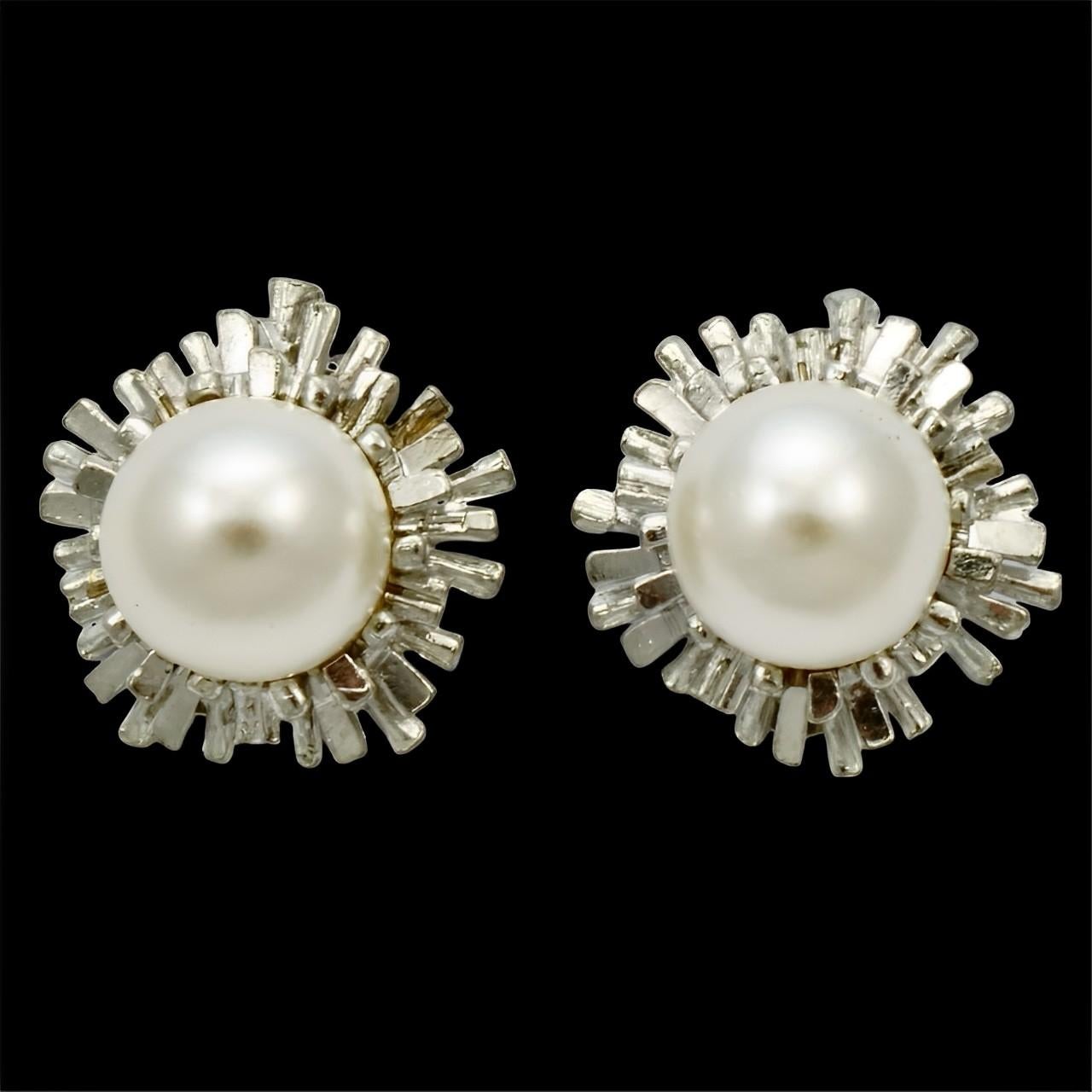 Orecchini a clip con placcatura in argento e perle finte bianche, circa anni '80 in vendita 1